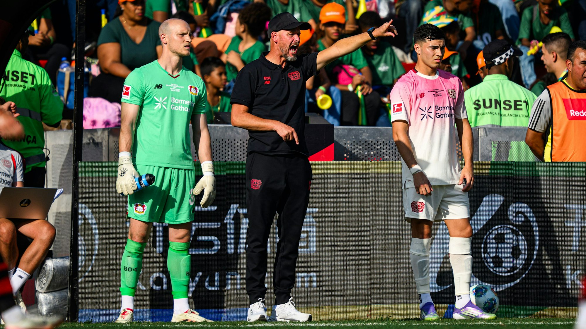 Erik ten Hag beim Testspiel gegen Flamengos U20 - links Lomb, rechts Sarco.
