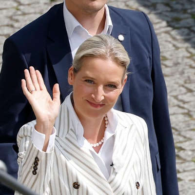 Alice Weidel winkt bei ihrer Ankunft beim „ARD“-Sommerinterview.