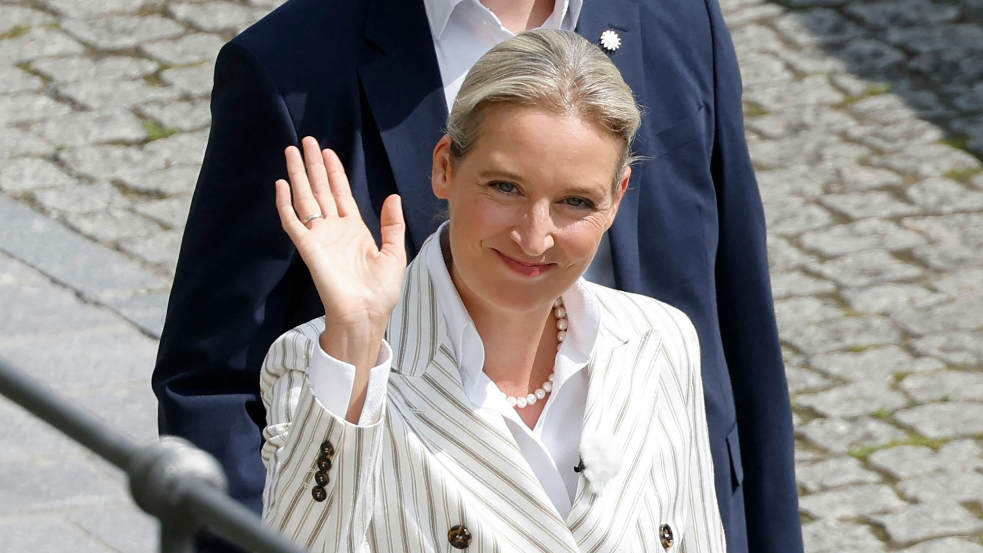 Alice Weidel winkt bei ihrer Ankunft beim „ARD“-Sommerinterview.