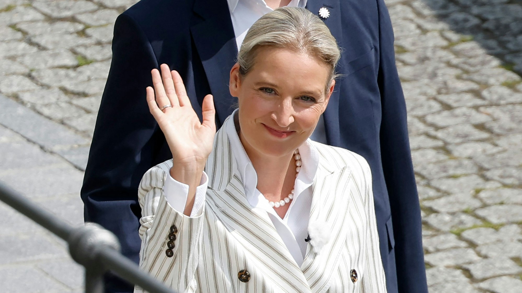 Alice Weidel winkt.