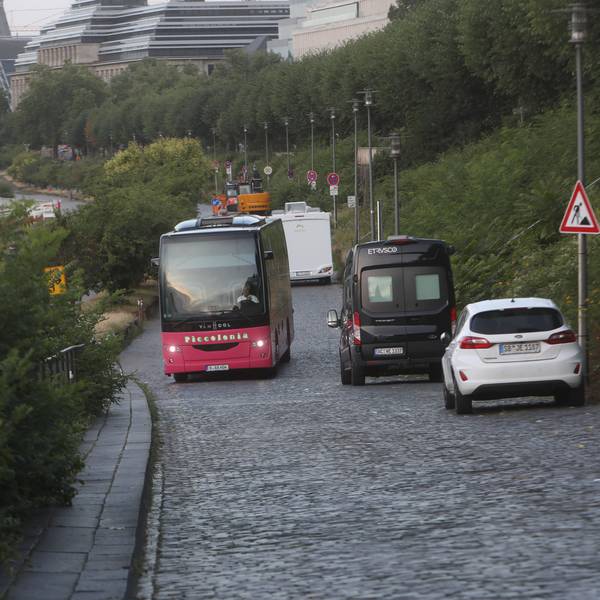 09.07.2025, Köln: Markus Klein, Inhaber des Busunternehmens Piccolonia, zeigt uns am Rheinufer, wie man mit einem Reisebus problemlos zu den Kreuzfahrtschiffen kommt. Die Stadt behauptet das Gegenteil. Foto: Arton Krasniqi