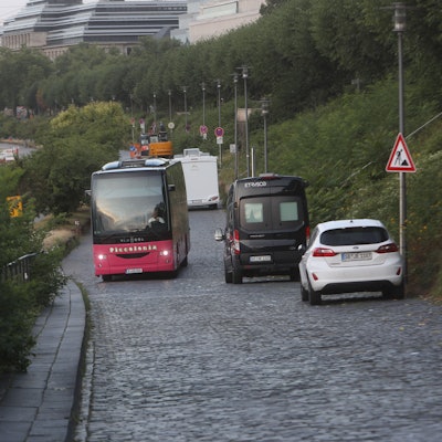09.07.2025, Köln: Markus Klein, Inhaber des Busunternehmens Piccolonia, zeigt uns am Rheinufer, wie man mit einem Reisebus problemlos zu den Kreuzfahrtschiffen kommt. Die Stadt behauptet das Gegenteil. Foto: Arton Krasniqi