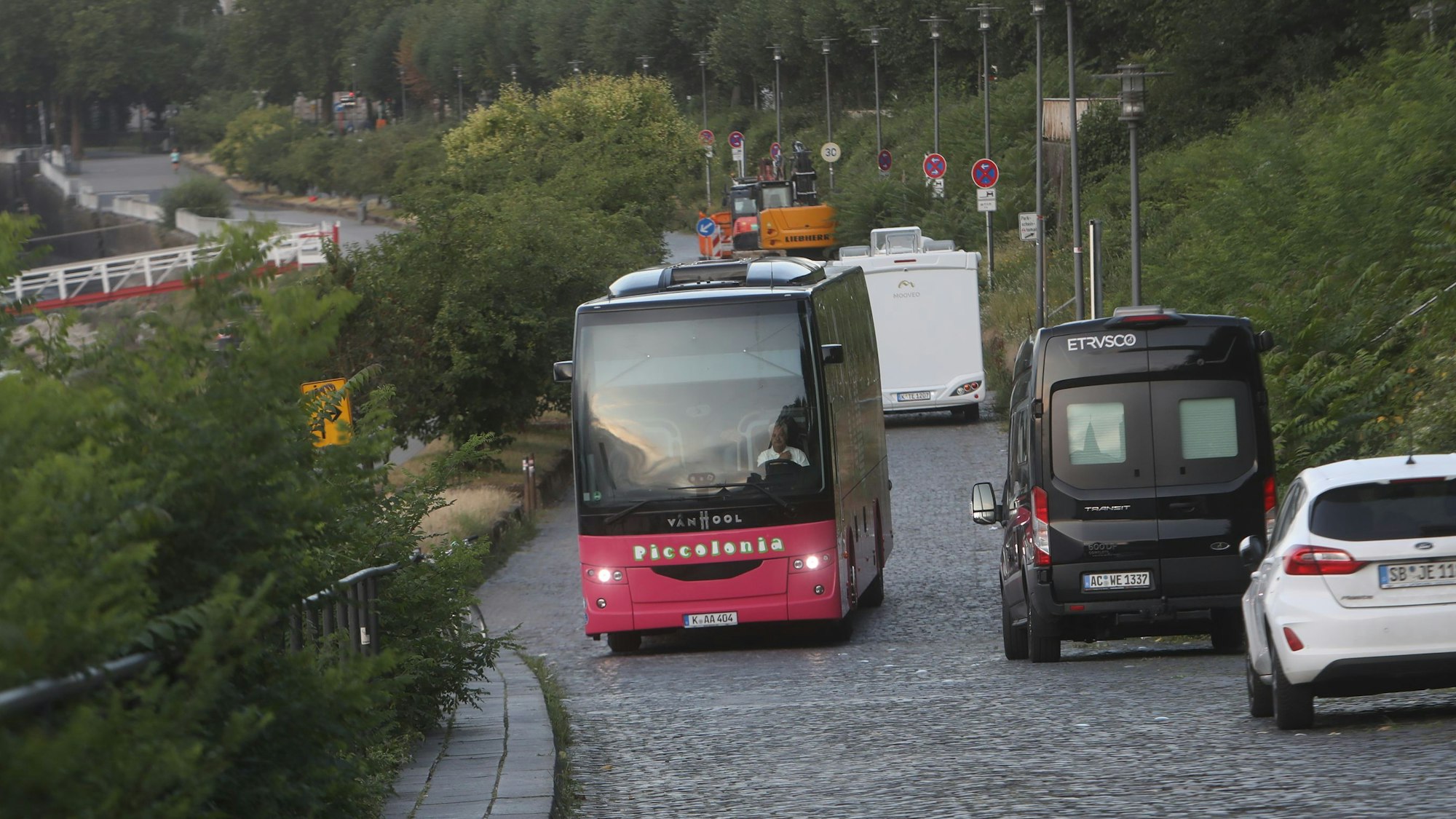 09.07.2025, Köln: Markus Klein, Inhaber des Busunternehmens Piccolonia, zeigt uns am Rheinufer, wie man mit einem Reisebus problemlos zu den Kreuzfahrtschiffen kommt. Die Stadt behauptet das Gegenteil. Foto: Arton Krasniqi