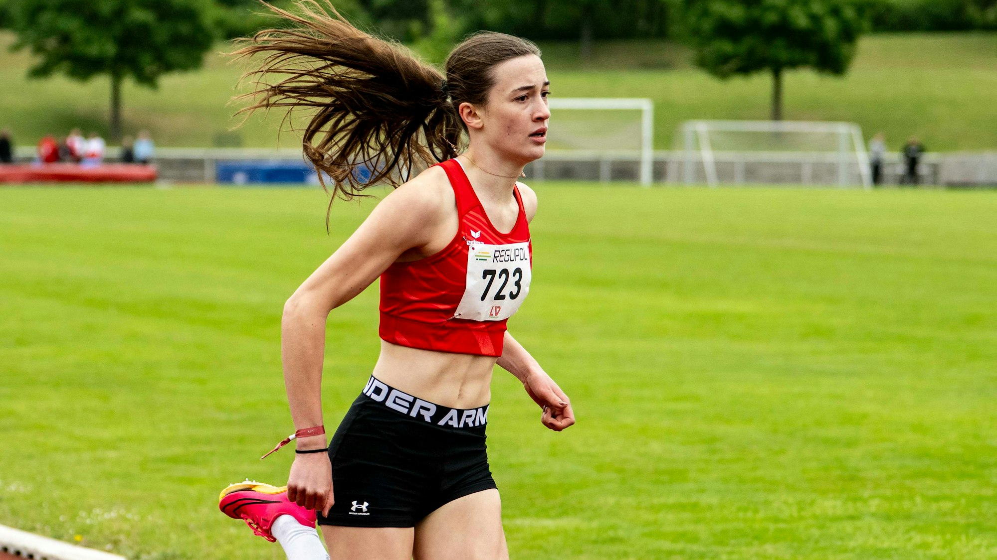 Die Zülpicherin Lisa Mauel kämpft im Euskirchener Heinz-Flohe-Stadion bei der Regionsmeisterschaft um ihre Qualifikation über die 400 Meter Hürden.