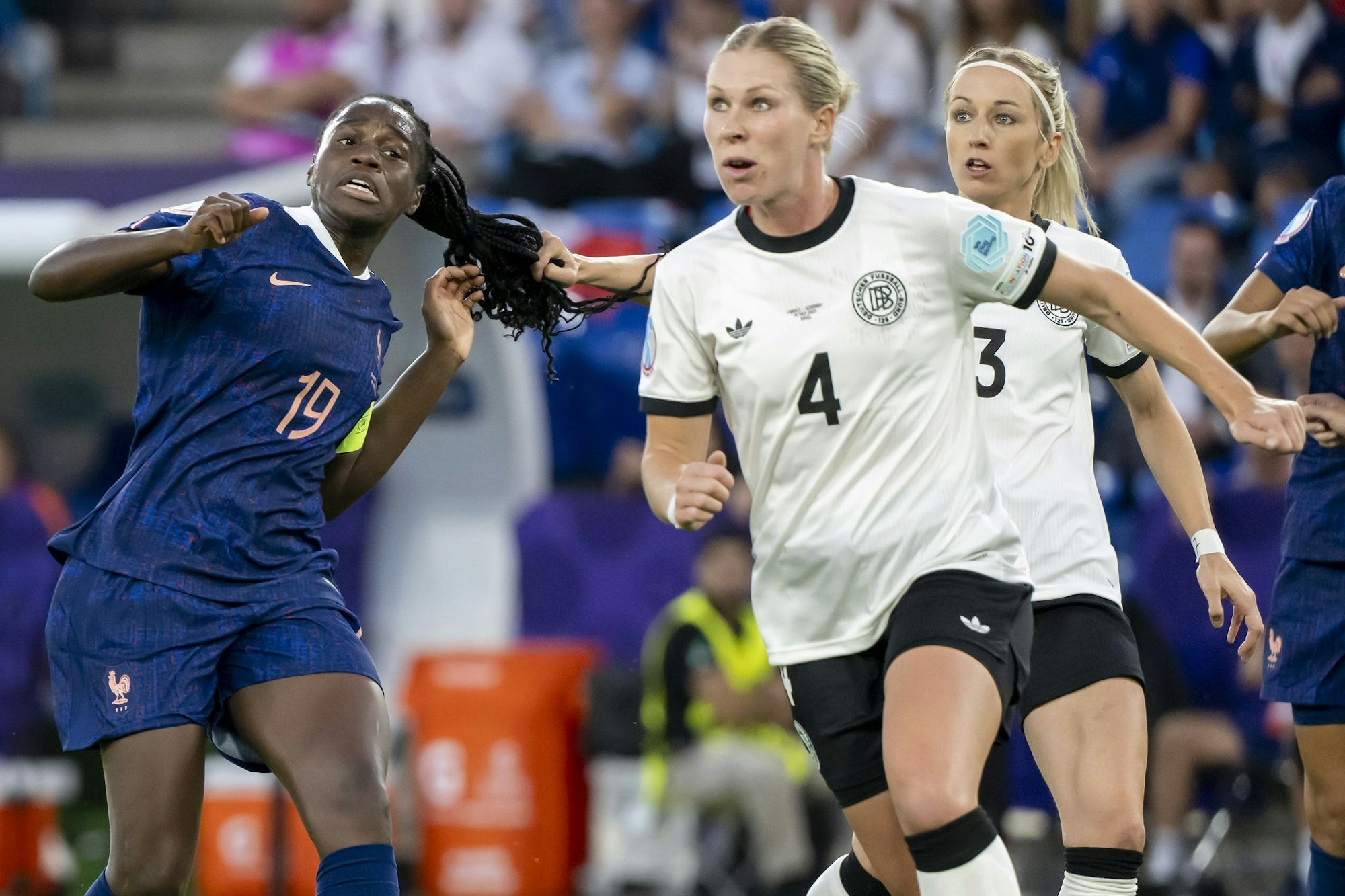 Klare Rote Karte: Kathrin Hendrich (r) zieht an den Haaren von Griedge Mbock Bathy.