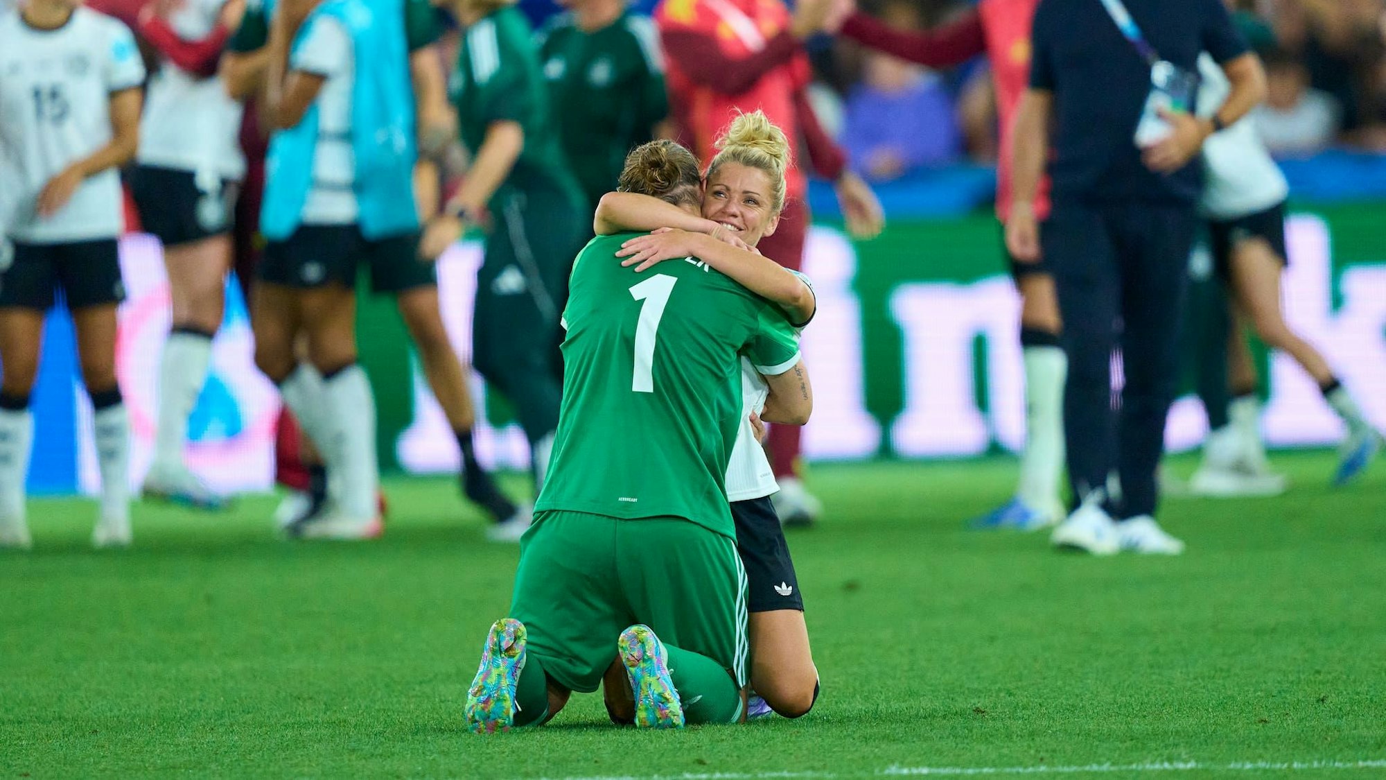 Geschafft! Ann-Katrin Berger und Linda Dallmann herzen sich nach dem Einzug ins EM-Halbfinale.