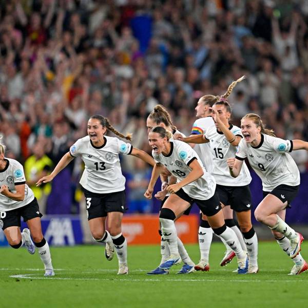 Nach dem Sieg über Frankreich im Elfmeterschießen gab es bei den deutschen Spielerinnen kein Halten mehr.
