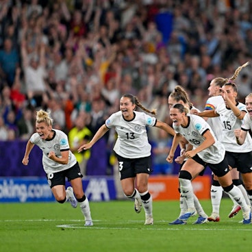 Nach dem Sieg über Frankreich im Elfmeterschießen gab es bei den deutschen Spielerinnen kein Halten mehr.