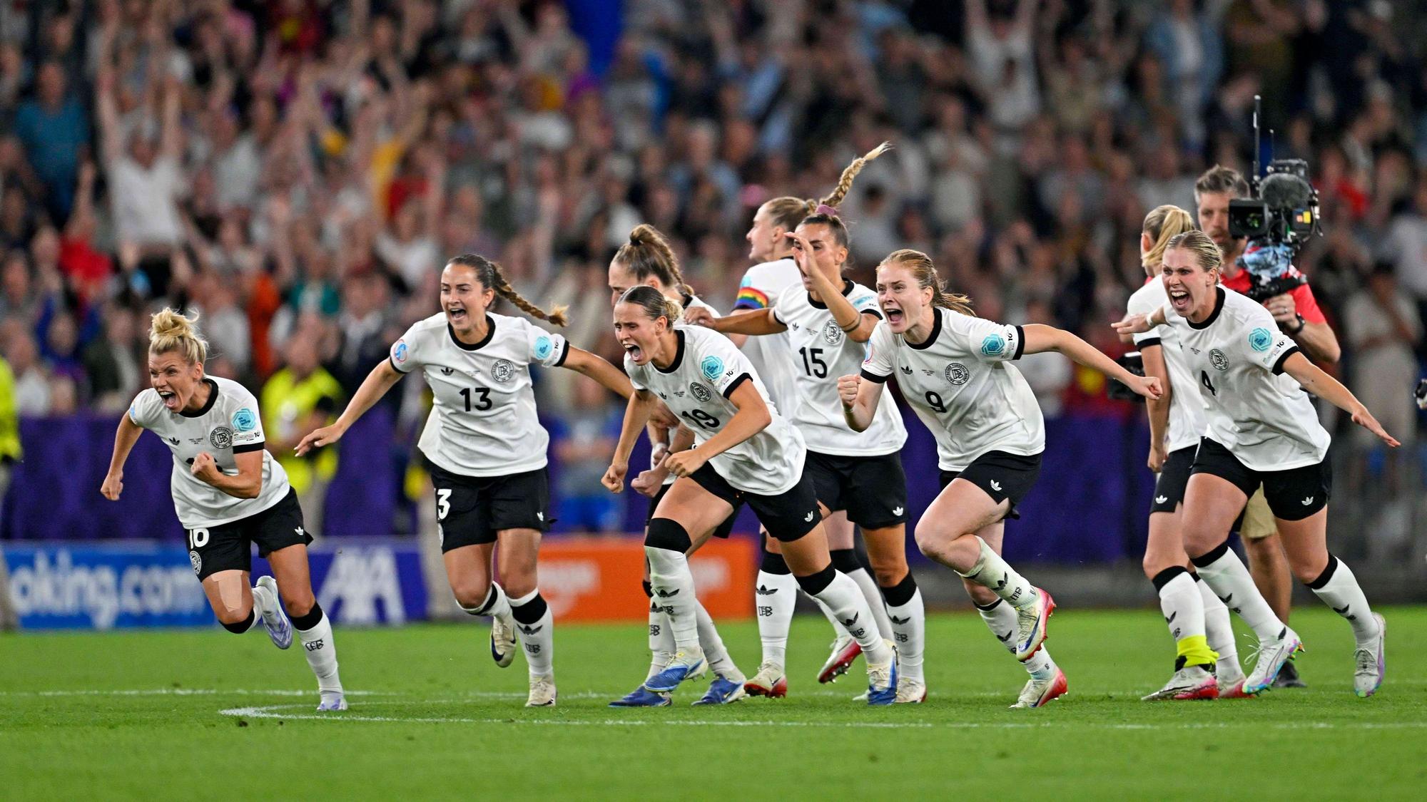 Nach dem Sieg über Frankreich im Elfmeterschießen gab es bei den deutschen Spielerinnen kein Halten mehr.