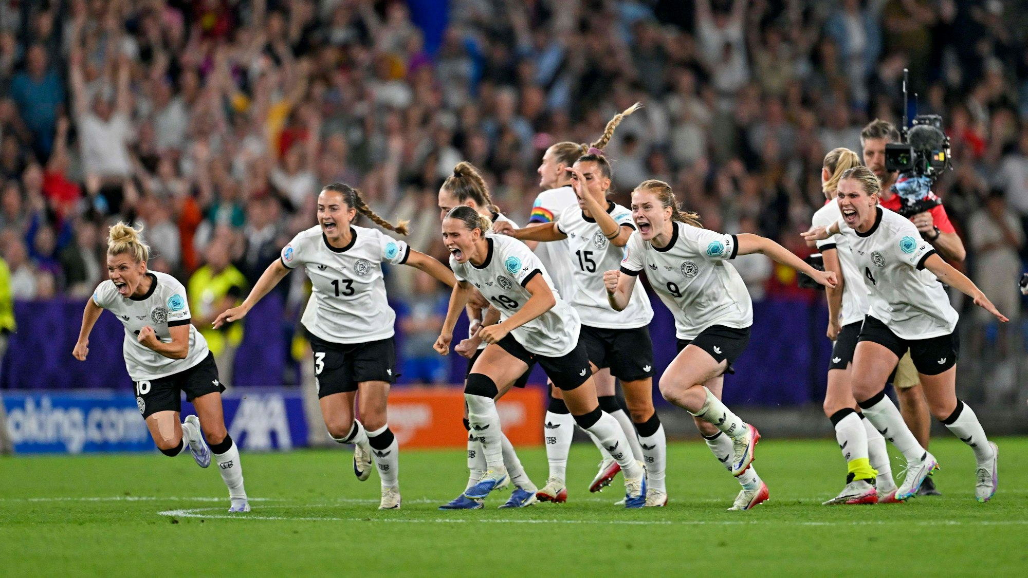 Nach dem Sieg über Frankreich im Elfmeterschießen gab es bei den deutschen Spielerinnen kein Halten mehr.