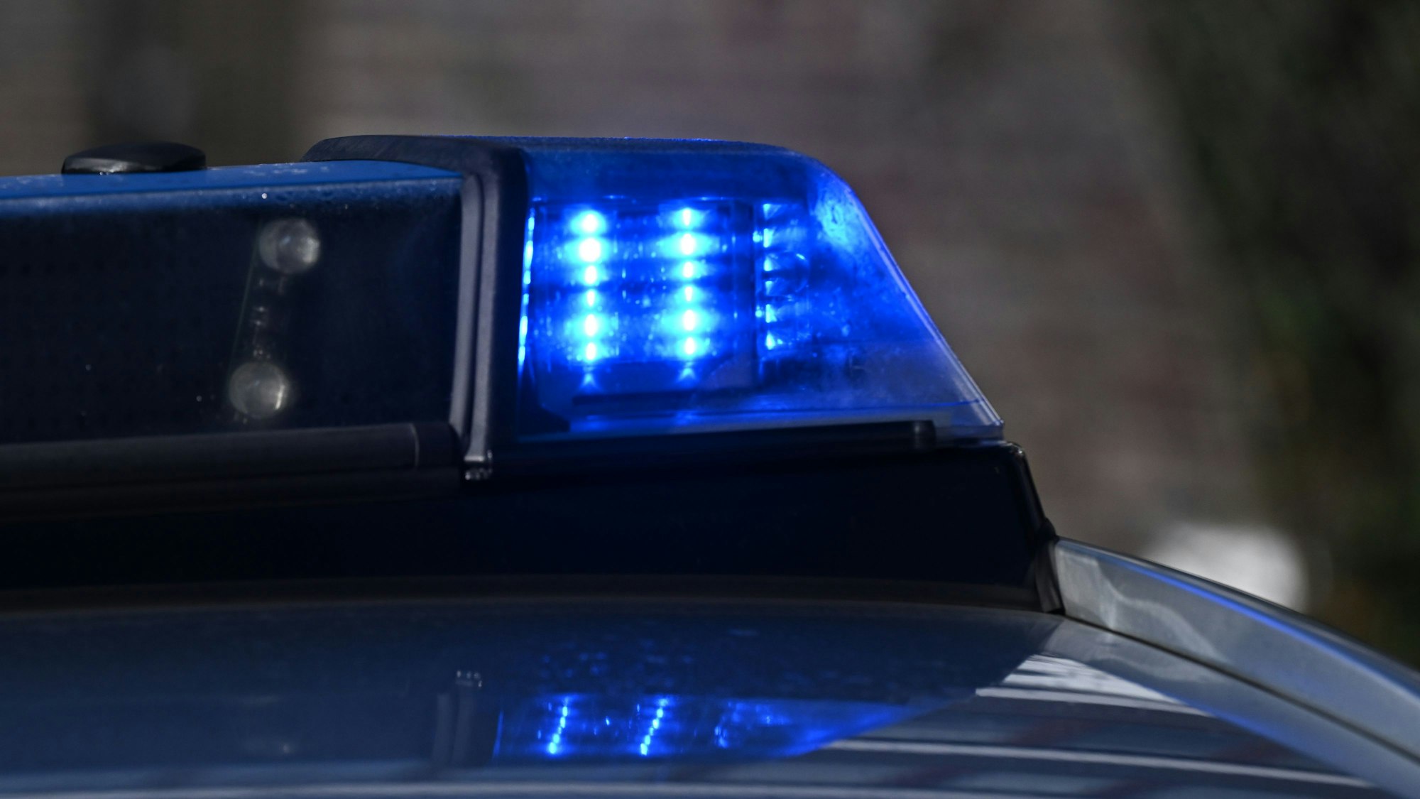 Ein Blaulicht auf einem Polizeifahrzeug.