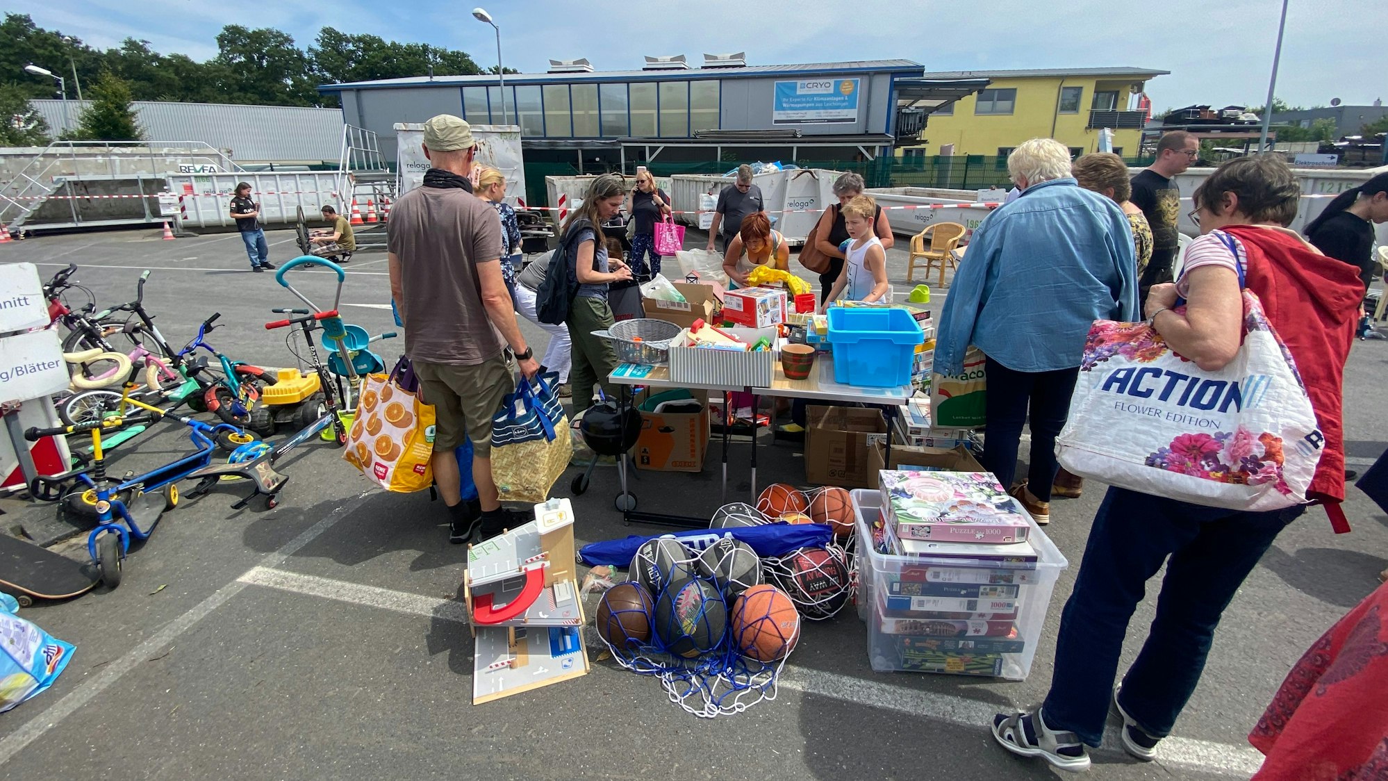Besucher suchen auf dem Wertstoffhof nach wieder verwendbaren Schätzen.