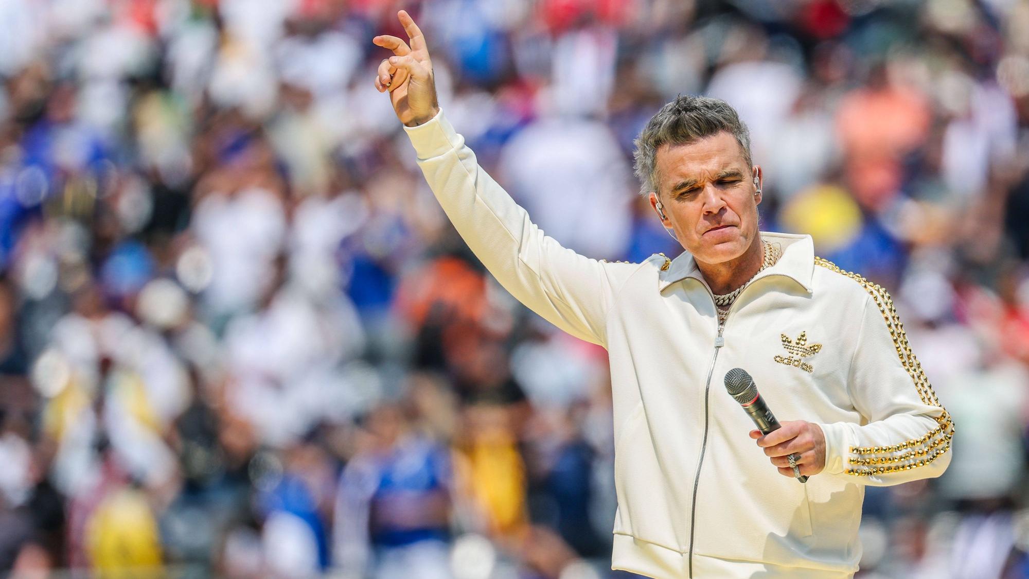 Robbie Williams bei einem Auftritt während des FIFA Club Finale zwischen Chelsea und Paris St. Germain.
