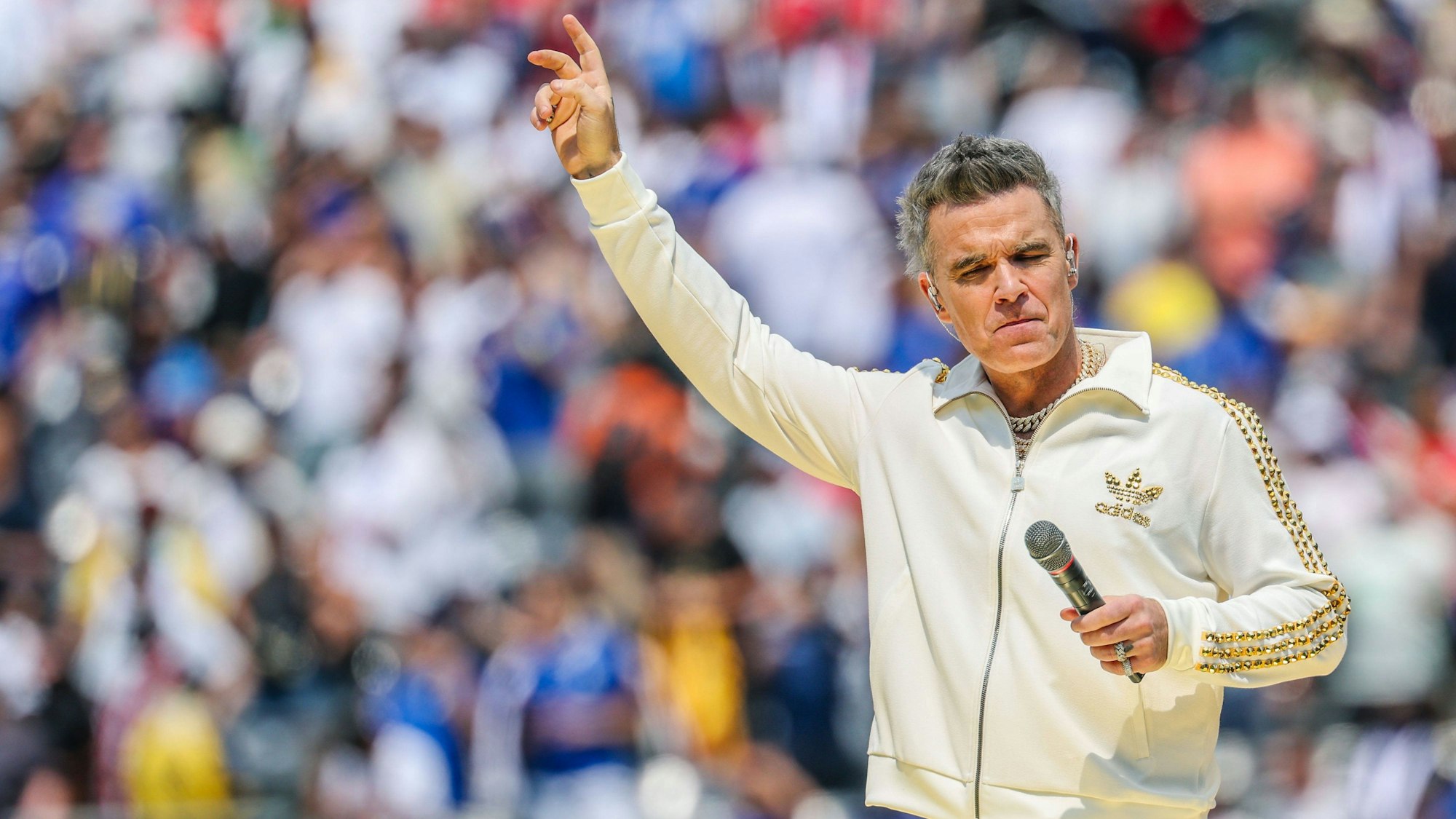 Robbie Williams bei einem Auftritt während des FIFA Club Finale zwischen Chelsea und Paris St. Germain.