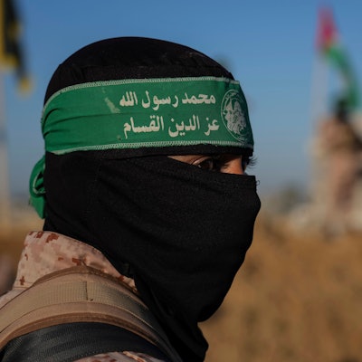 Hamas-Kämpfer gehen im Februar vor einer geplanten Freilassung von Geiseln im Gazastreifen in Stellung. (Archivbild)