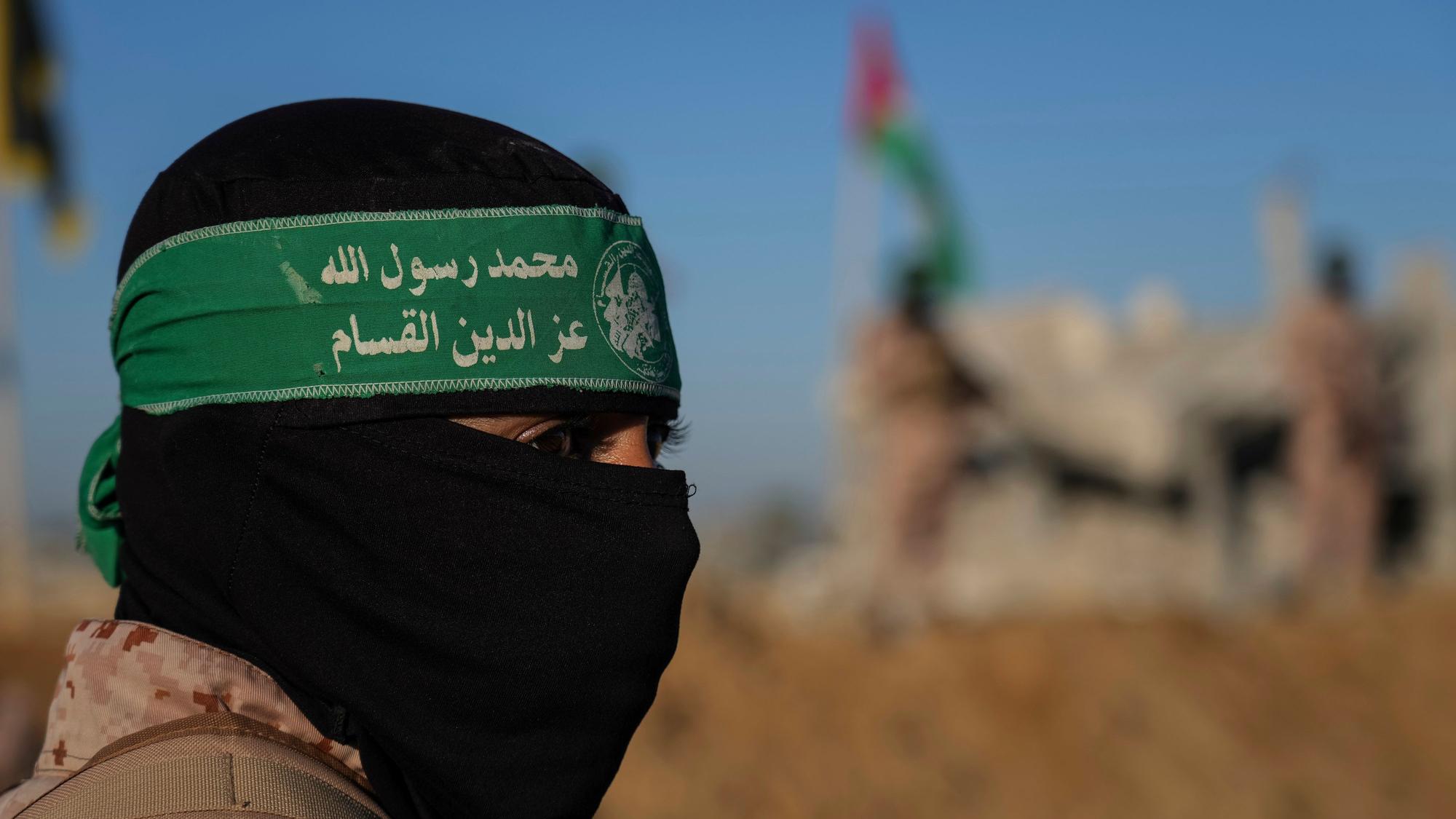 Hamas-Kämpfer gehen im Februar vor einer geplanten Freilassung von Geiseln im Gazastreifen in Stellung. (Archivbild)