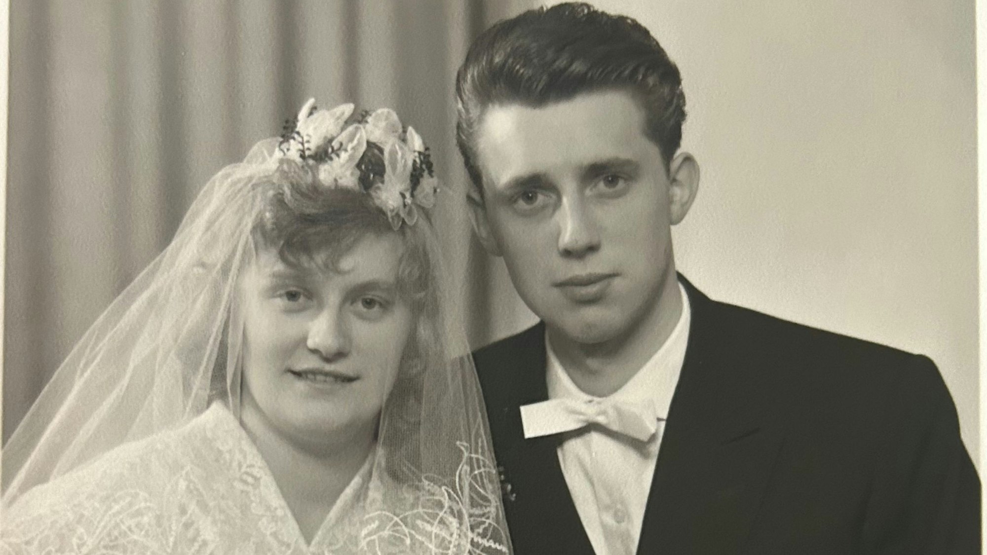 Ein Hochzeitsfoto mit einem Brautpaar