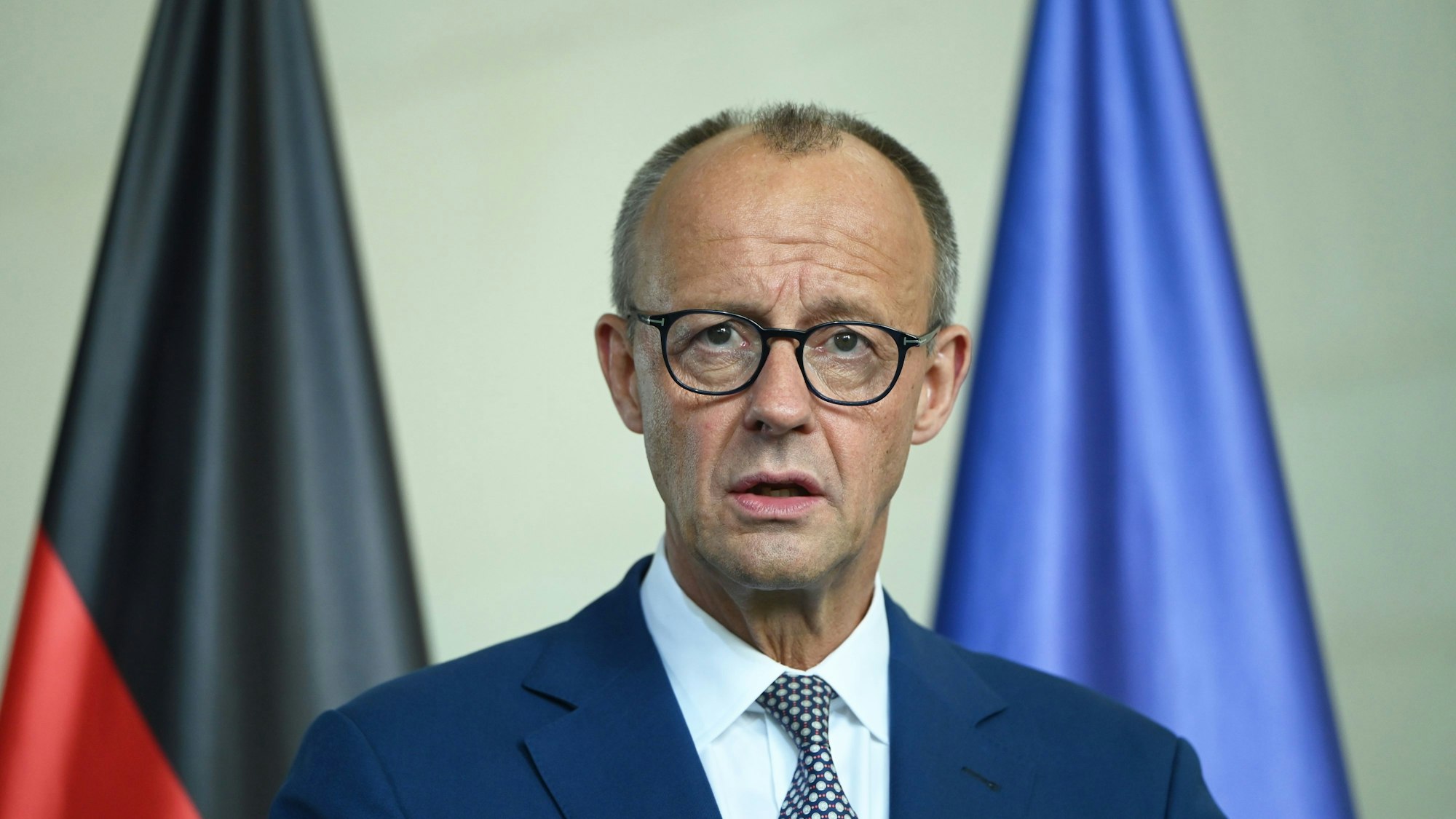 Bundeskanzler Friedrich Merz (CDU) spricht während einer Pressekonferenz mit dem rumänischen Präsidenten Dan.