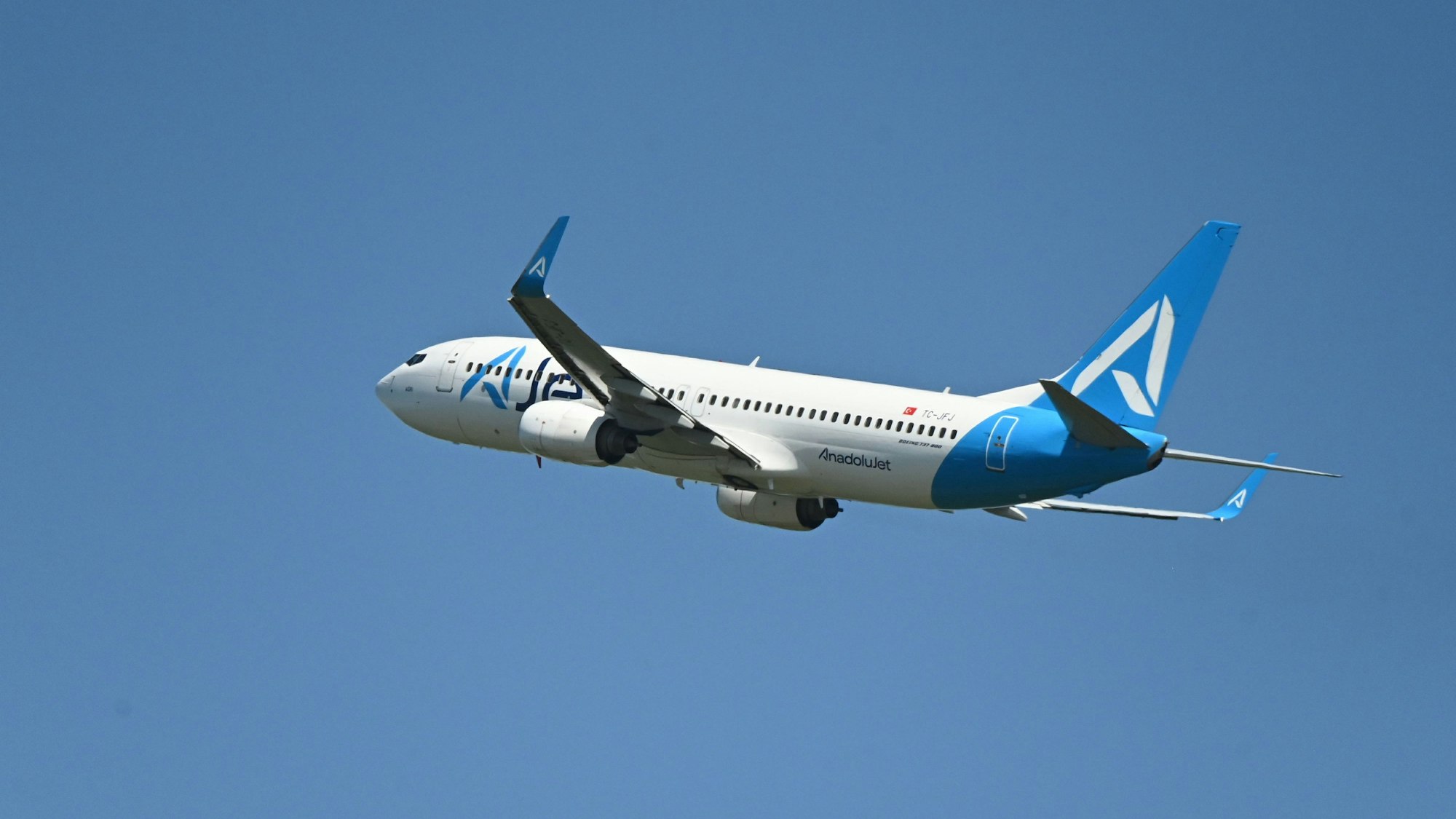 Ein Fahrzeug der Berliner Flughafenfeuerwehr auf dem Flughafen BER. (Symbolbild)