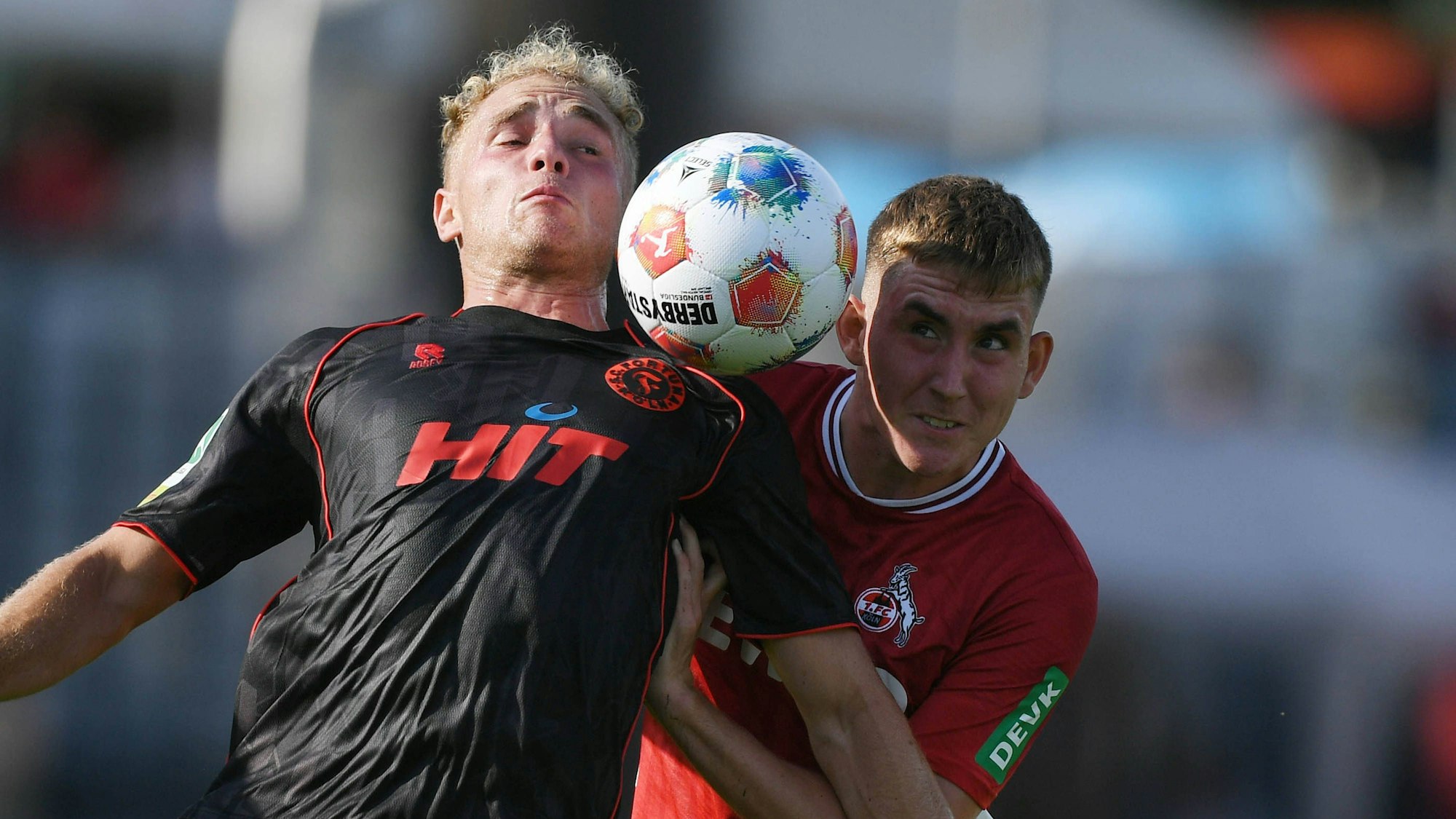 Timo Bornemann (l.) im Zweikampf mit Isak Johannesson vom 1. FC Köln (r.)