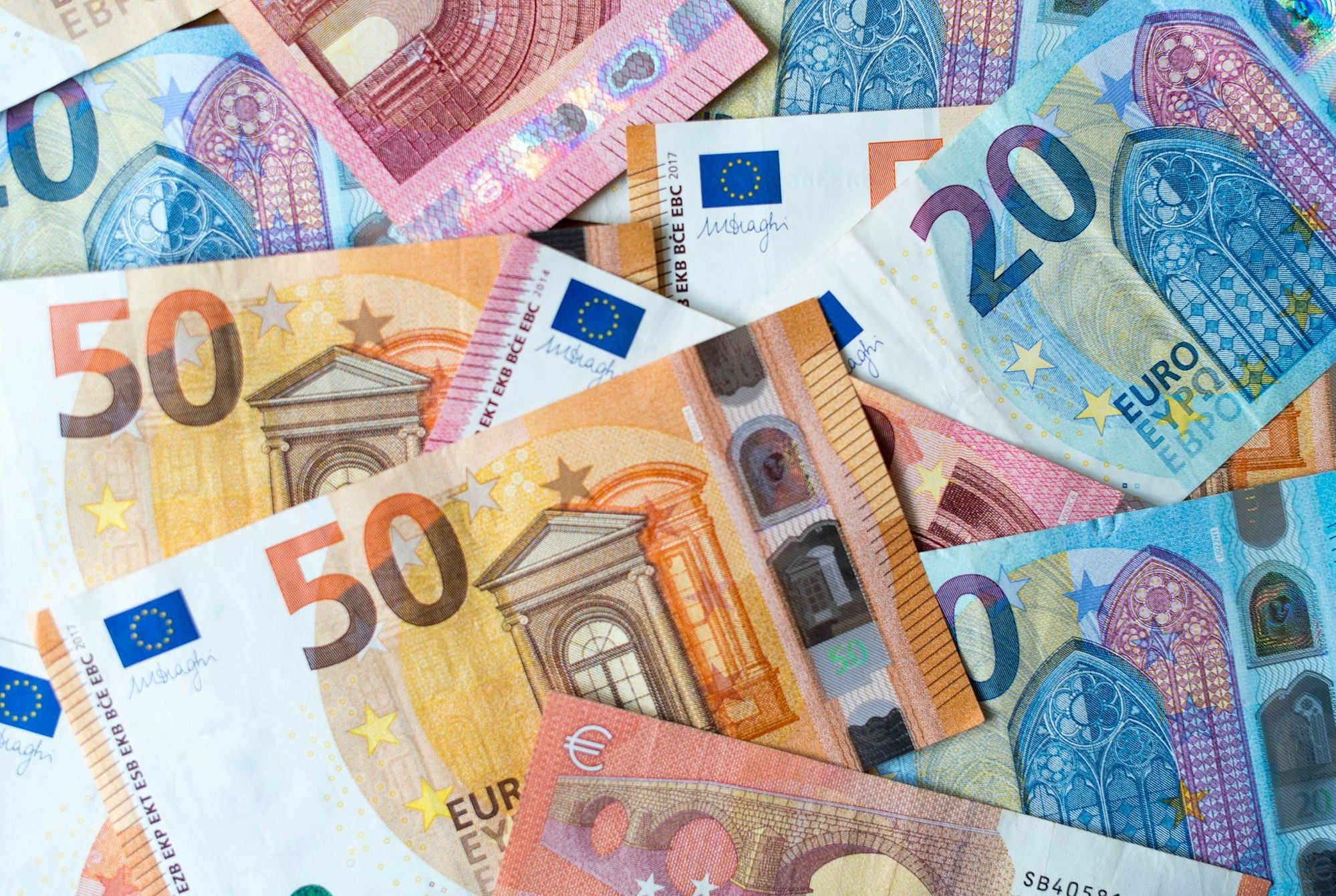 Das Geld soll unter anderem in neue Standorte und Anlagen fließen, aber auch in Forschung und Entwicklung sowie die Modernisierung der Infrastruktur. (Symbolbild)