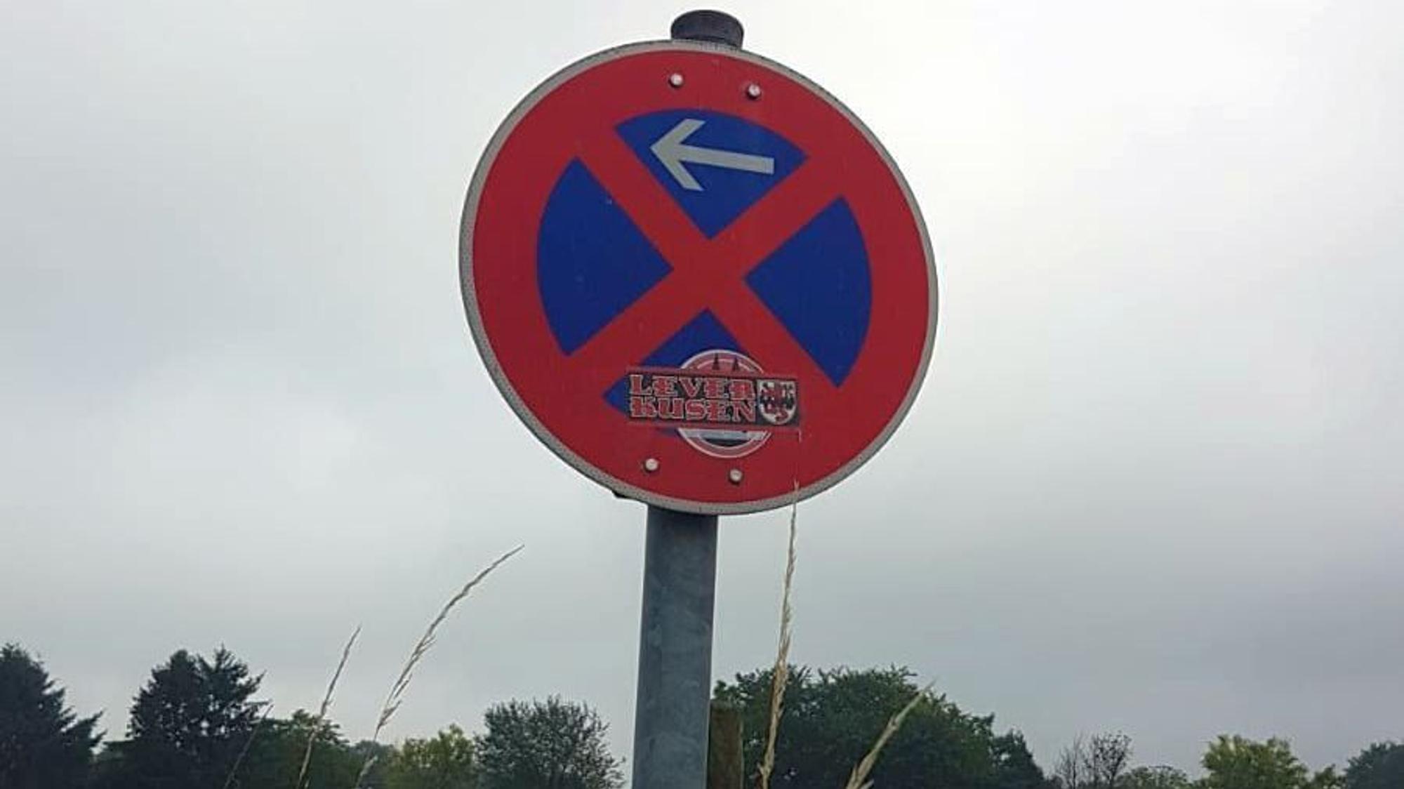 Ein mit Aufklebern zugeklebtes Halteverbotsschild in Leichlingen