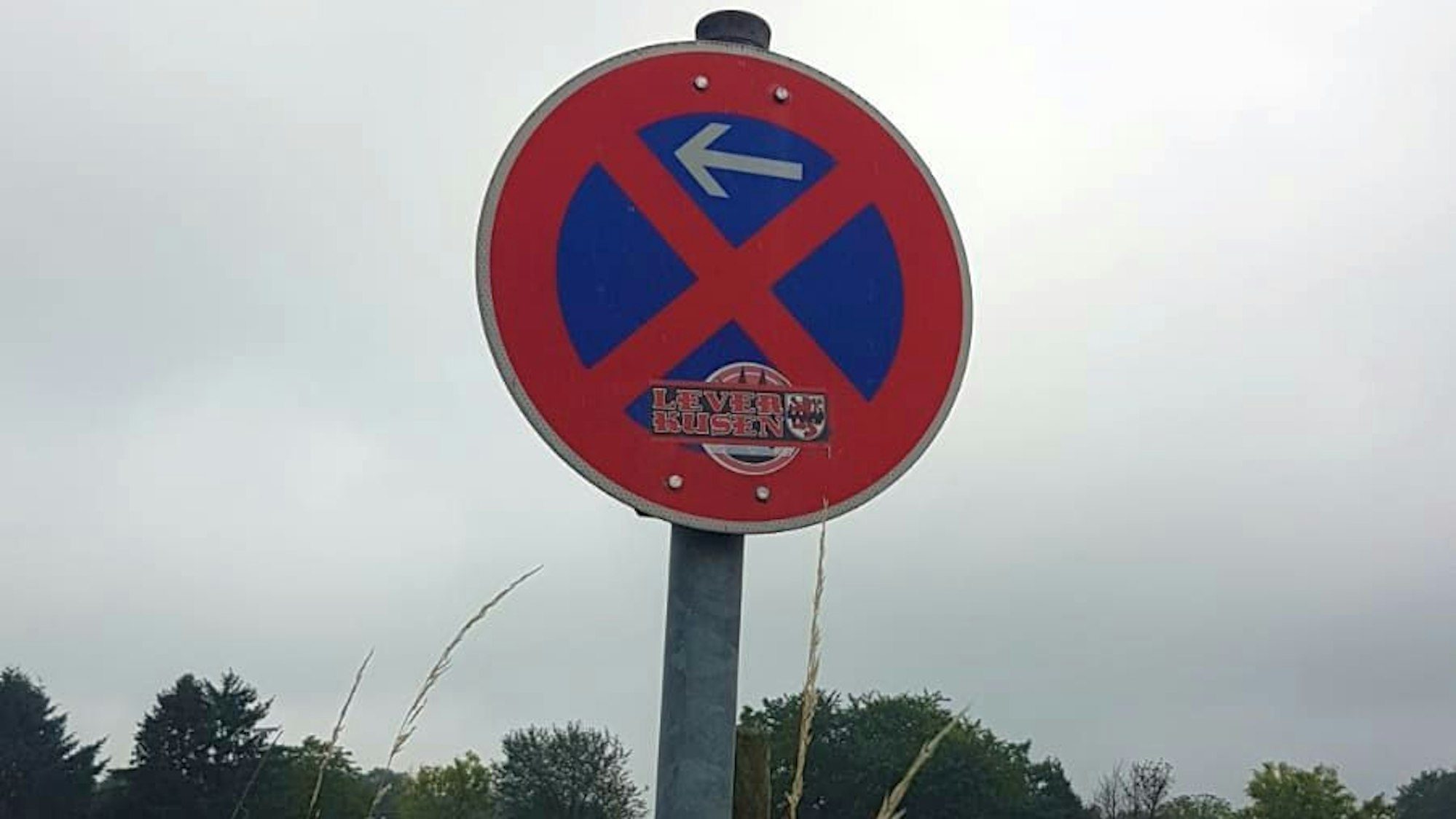 Ein mit Aufklebern zugeklebtes Halteverbotsschild in Leichlingen