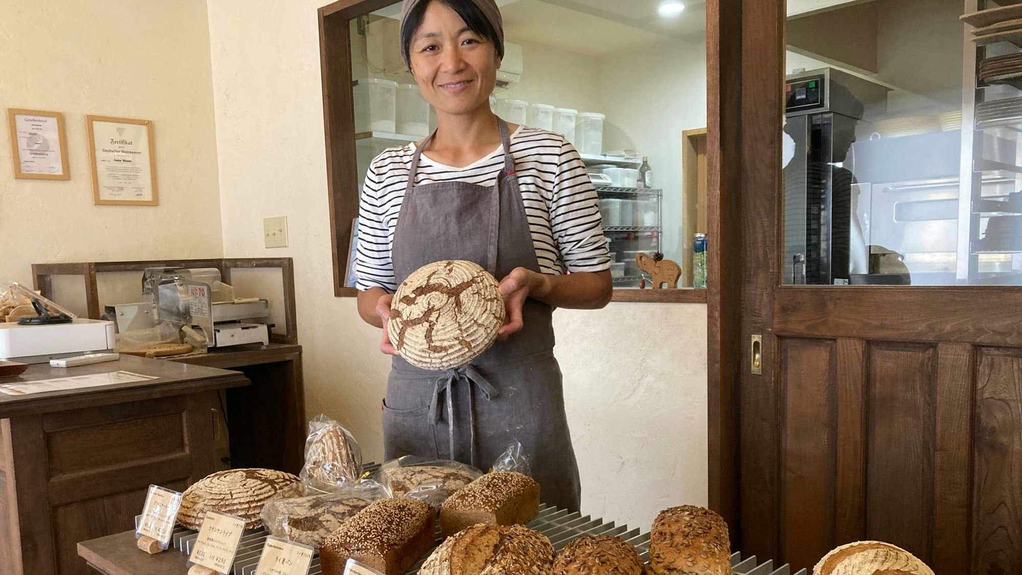Bäckergesellin Saeko Haratake vor den Broten nach deutschen Rezept, die sie in Japan verkauft.