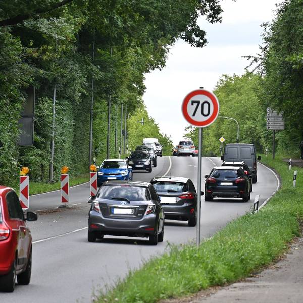 Zu sehen ist ein Tempo-70-Schild.
