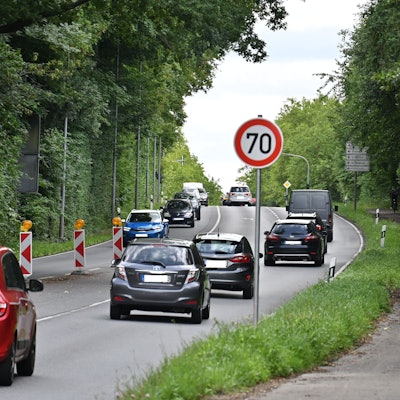 Zu sehen ist ein Tempo-70-Schild.