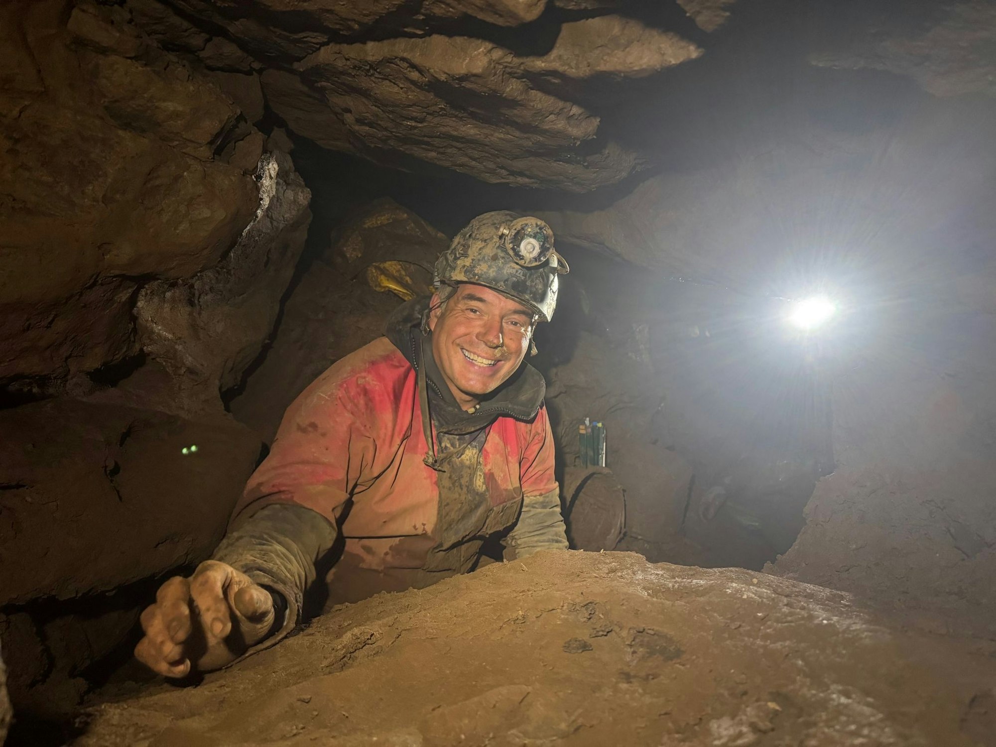 Von oben bis unten mit Schlamm bedeckt: Höhlenforscher Stefan Voigt.