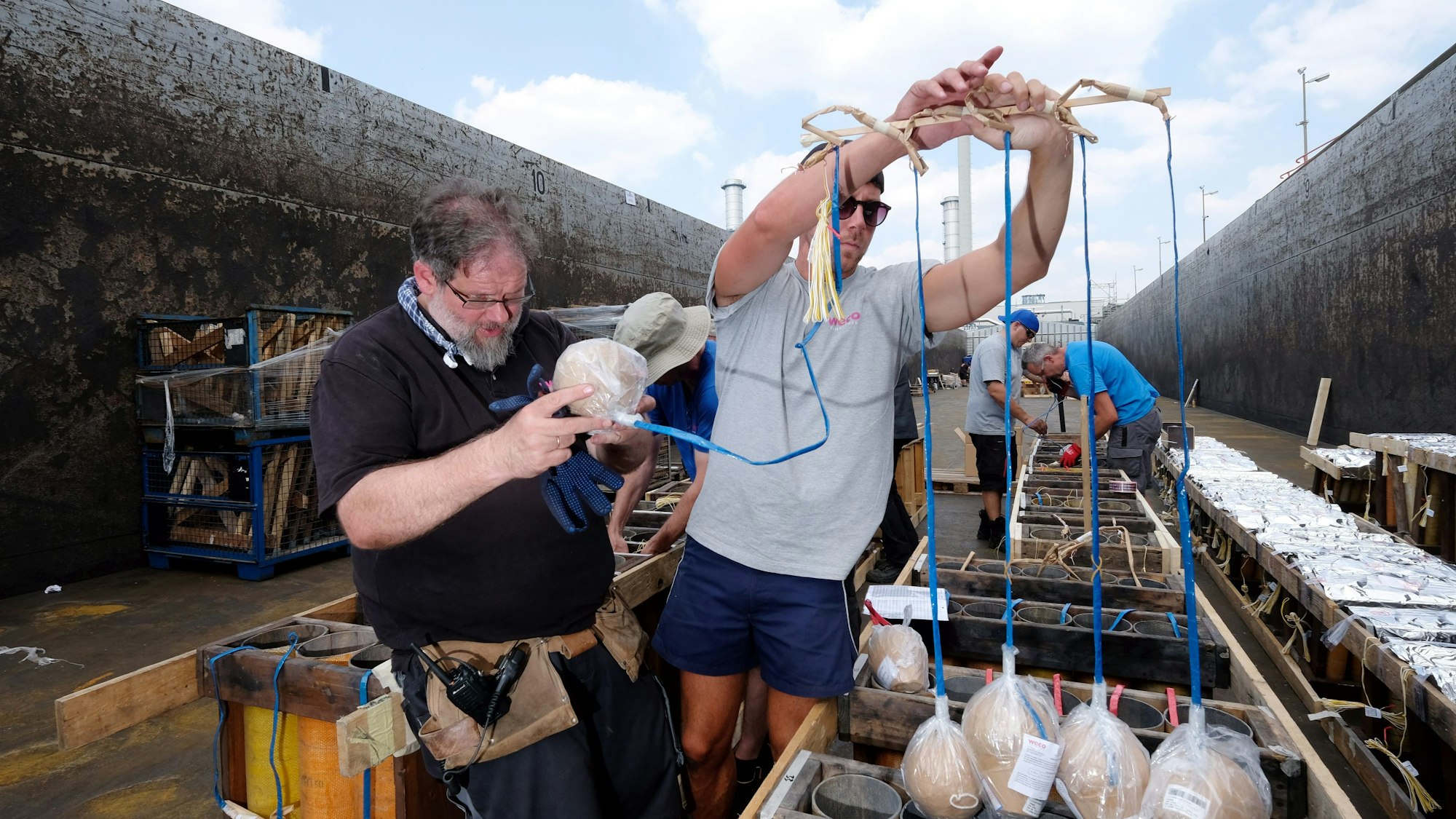 Pyrotechnik-Experten bereiten das Schiff mit seinen hohen Wänden für das Feuerwerk der Kölner Lichter 2018 vor.