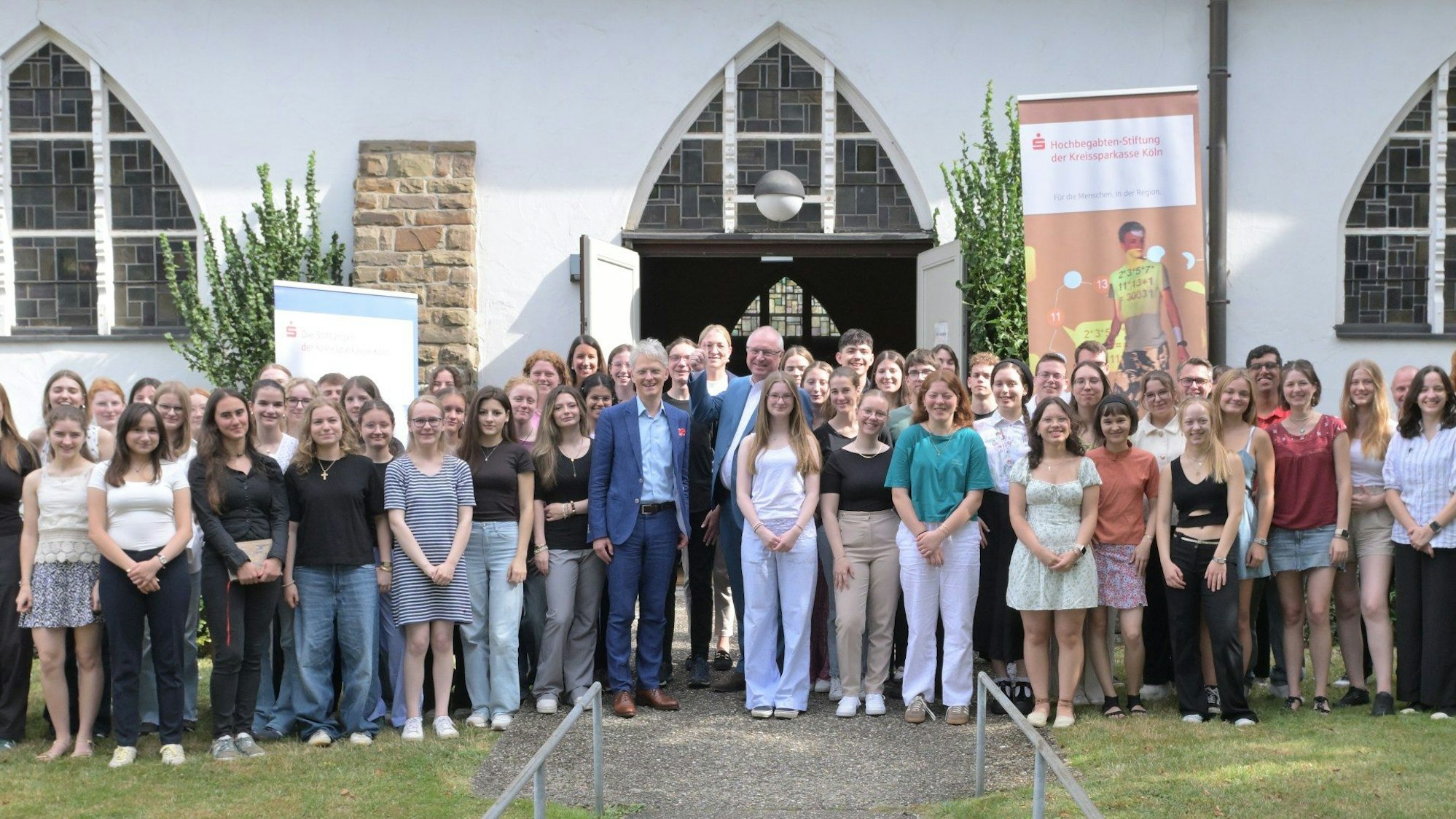 Gruppenbild mit Hochbegabten vor dem Pfarrsaal Heidkamp – die Workshops der 32. Sommerakademie fanden in Altenberg statt.