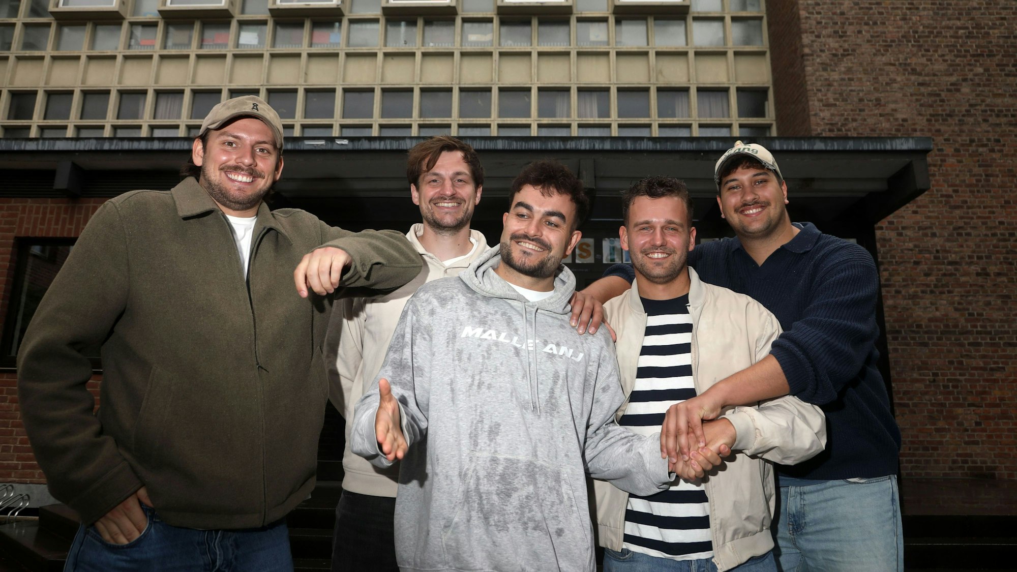 08.07.2025, Köln: Köln-Lindenthal: Veedelsspaziergang mit den fünf Jungs von Malle Anja, die zu Ballermann-Stars geworden sind. Foto: Arton Krasniqi