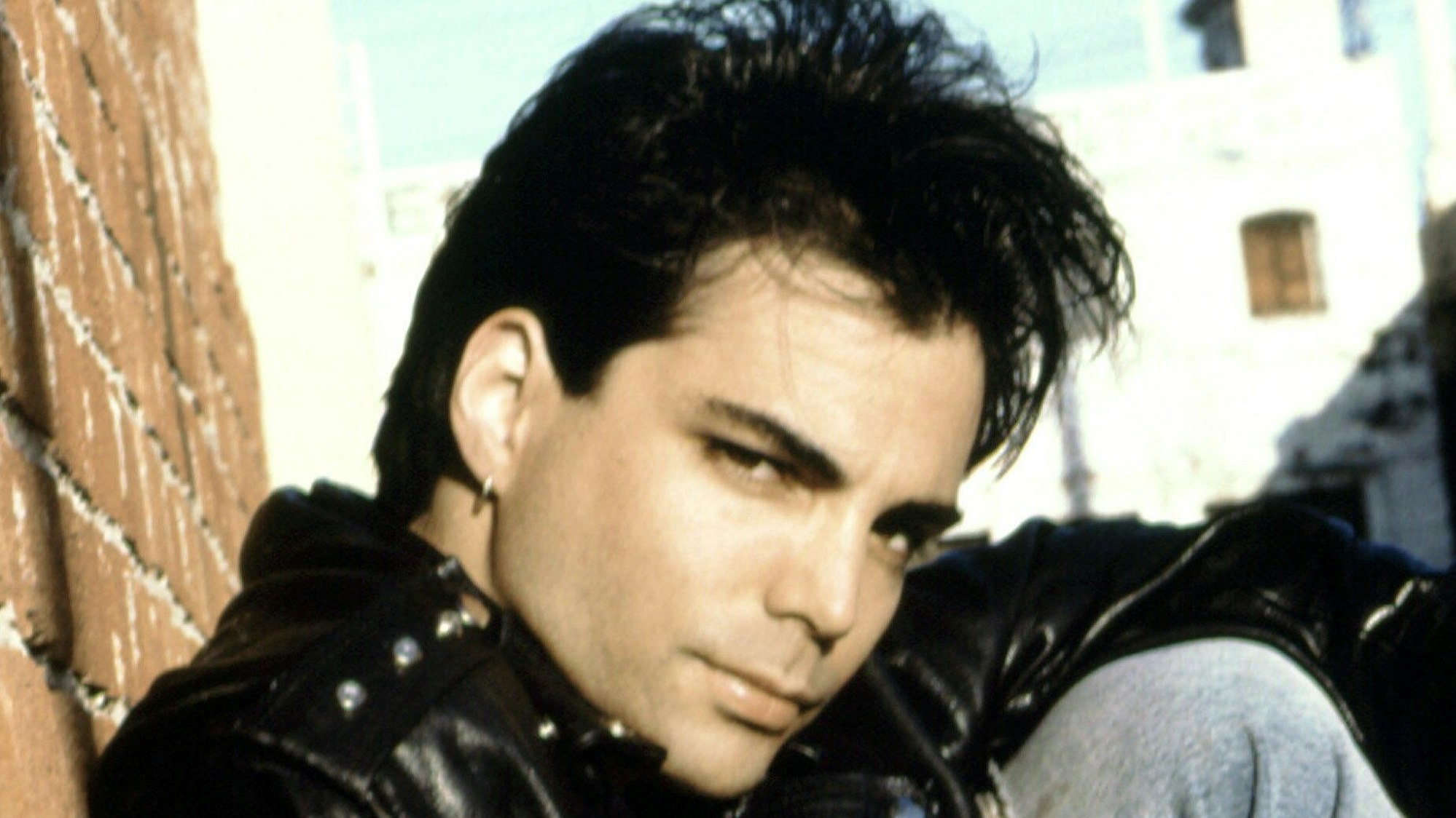 Richard Grieco als „Booker“.
