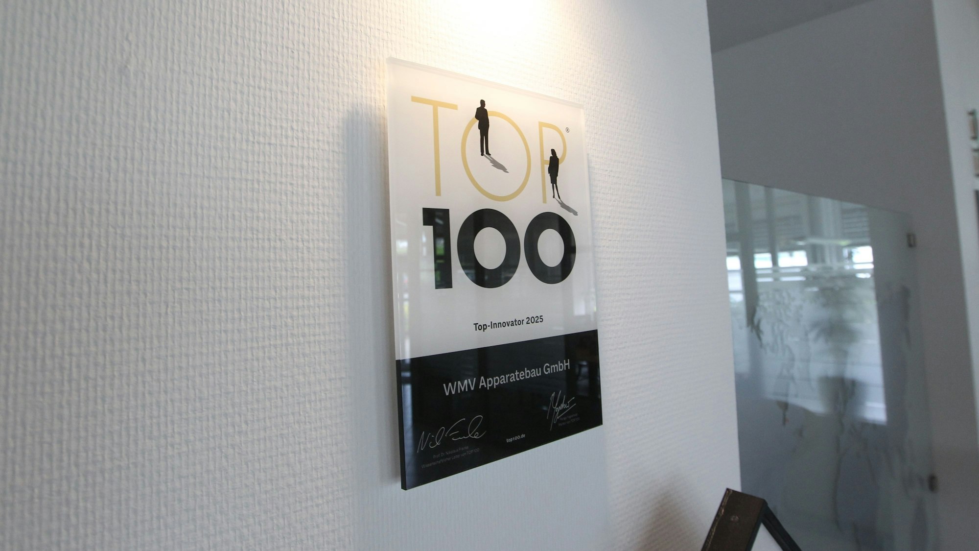 Die Auszeichnung hängt in der Empfangshalle des Unternehmens.