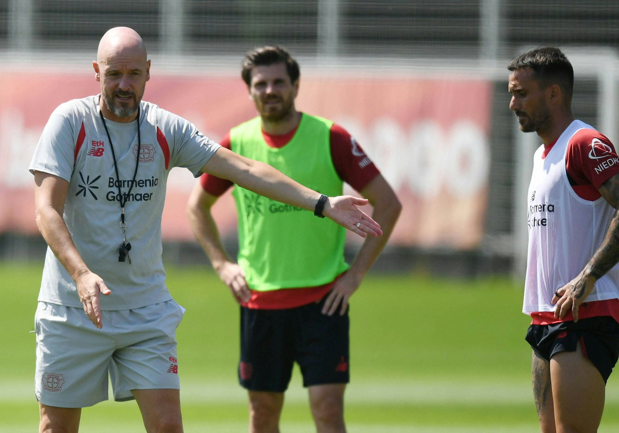 Der neue Trainer Erik ten Hag gibt Anweisungen. Jonas Hofmann (Mitte) und Aleix Garcia hören zu.