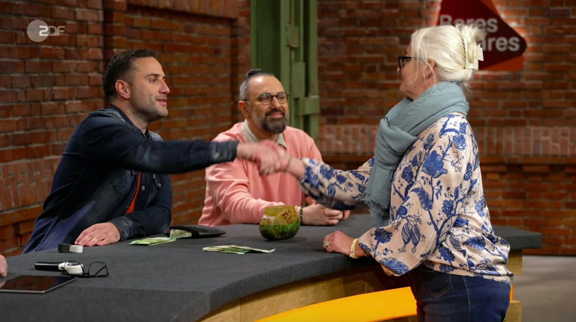 Für 1.300 Euro sicherte sich David Suppes die Vase. (Bild: ZDF)
