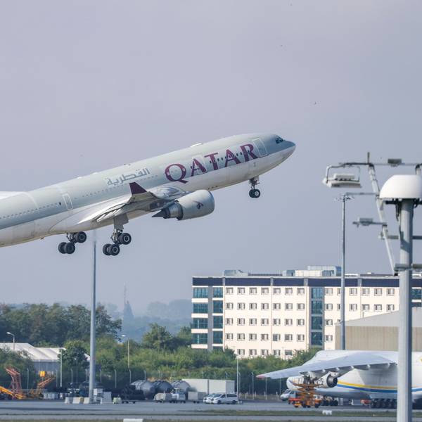 Ein Flugzeug der Qatar Airways startet vom Flughafen Leipzig/Halle. Wie eine Sprecherin des Bundesinnenministeriums bestätigte, startet das Flugzeug vom Flughafen in Leipzig aus mit 81 Menschen an Bord, um diese in ihr Herkunftsland Afghanistan zurückzubringen.