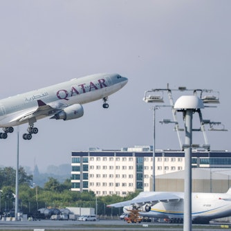 Ein Flugzeug der Qatar Airways startet vom Flughafen Leipzig/Halle. Wie eine Sprecherin des Bundesinnenministeriums bestätigte, startet das Flugzeug vom Flughafen in Leipzig aus mit 81 Menschen an Bord, um diese in ihr Herkunftsland Afghanistan zurückzubringen.
