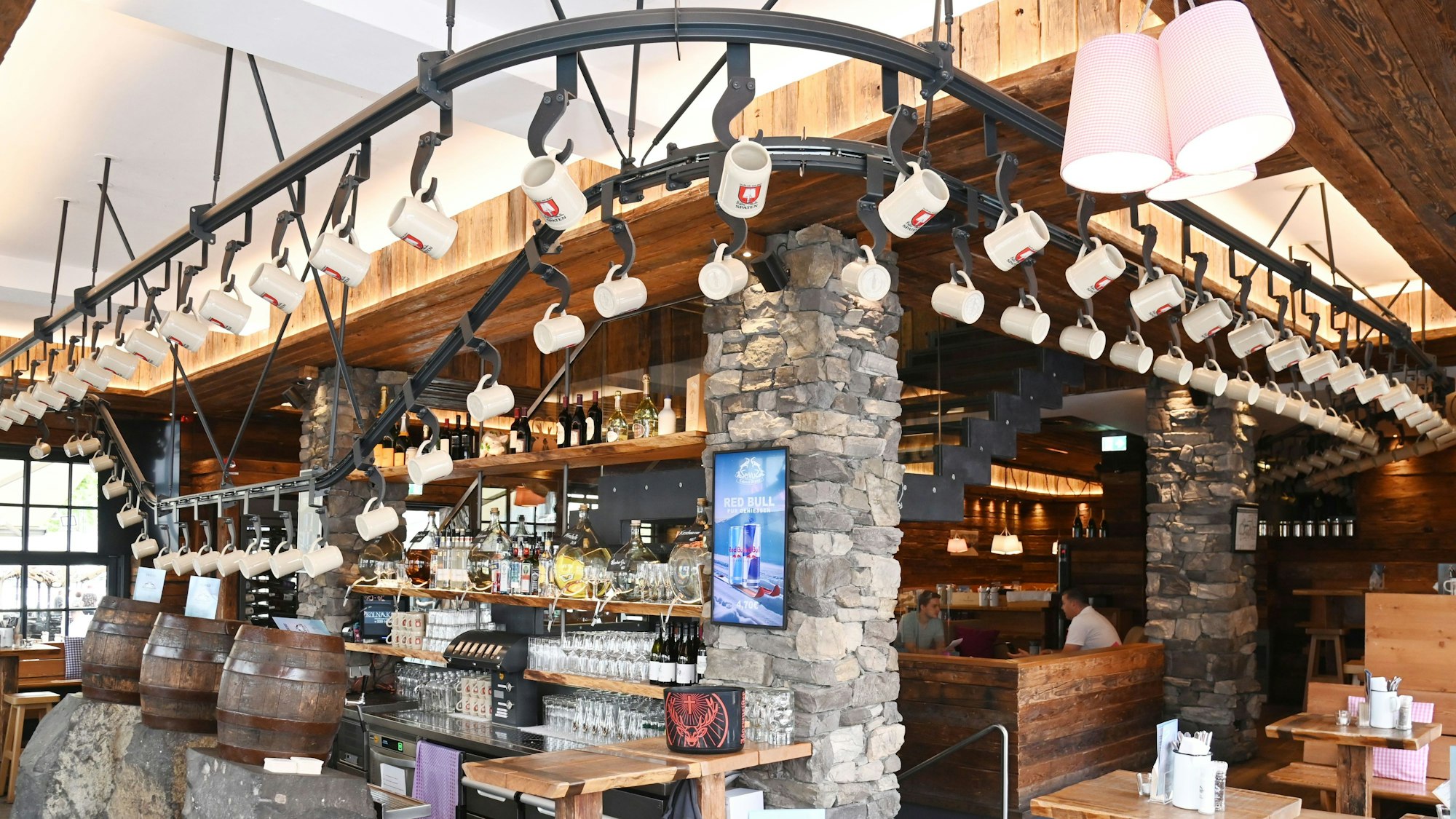 Das Bild zeigt das Bierkrug-Fließband im Alpenrestaurant.