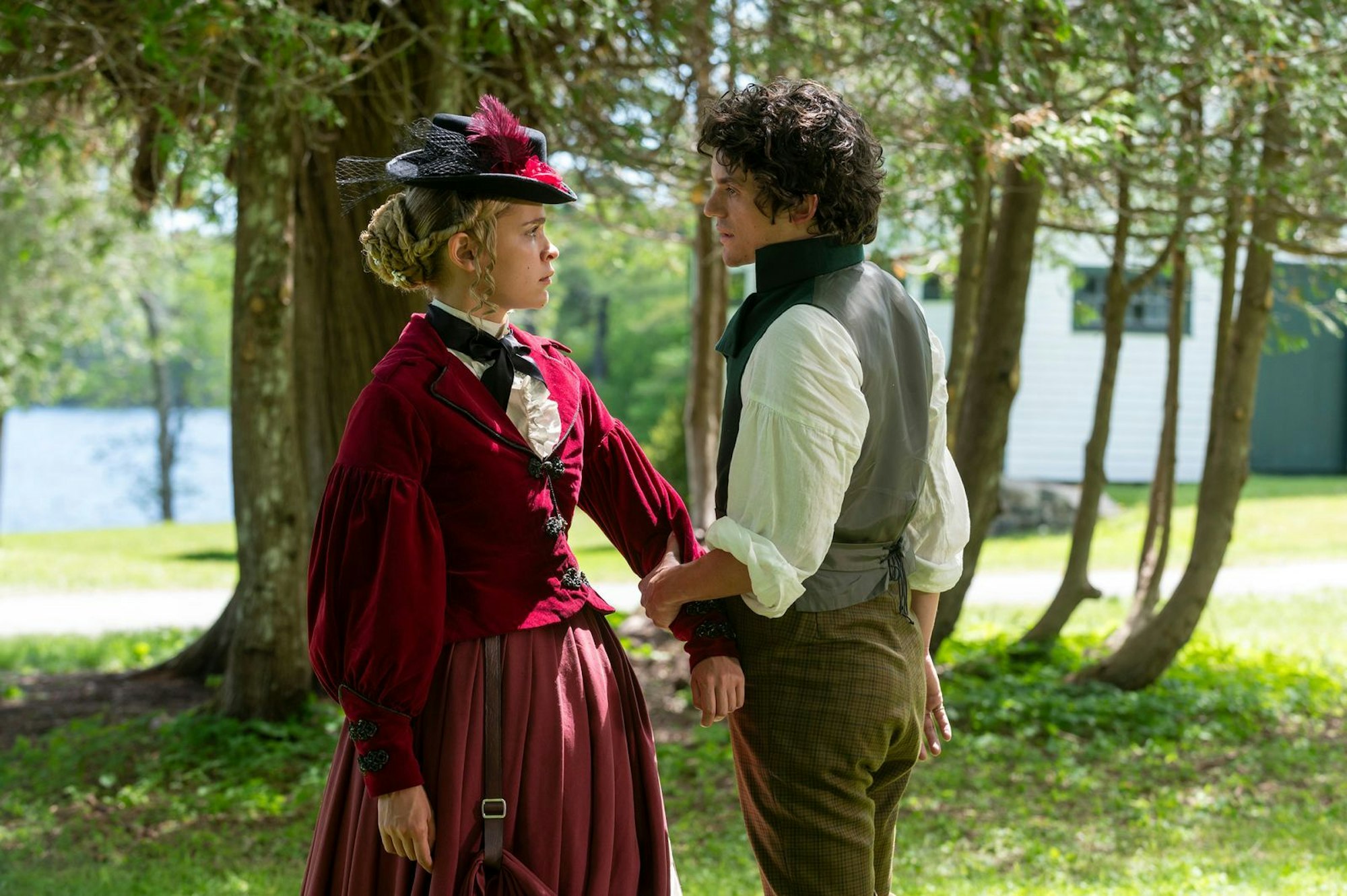 Tanna (Iola Evans) soll in Novia Scotia an den reichen und einflussreichen Unternehmer Billy McGee (Edward Bluemel) verheiratet werden. Eine andere, allerdings nicht „standesgemäße“ Liebe funkt dazwischen. (Bild: Disney/Chris Reardon)