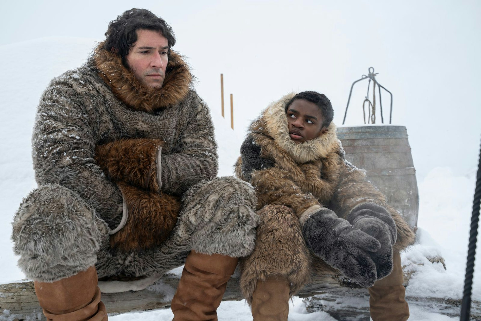 Naturforscher sowie Erfinder Christopher „Titch“ Wilde (Tom Ellis, links) und sein Protegé George Washington Black (Eddie Karanja) hat es in die Kälte verschlagen. (Bild: Disney/Chris Reardon)