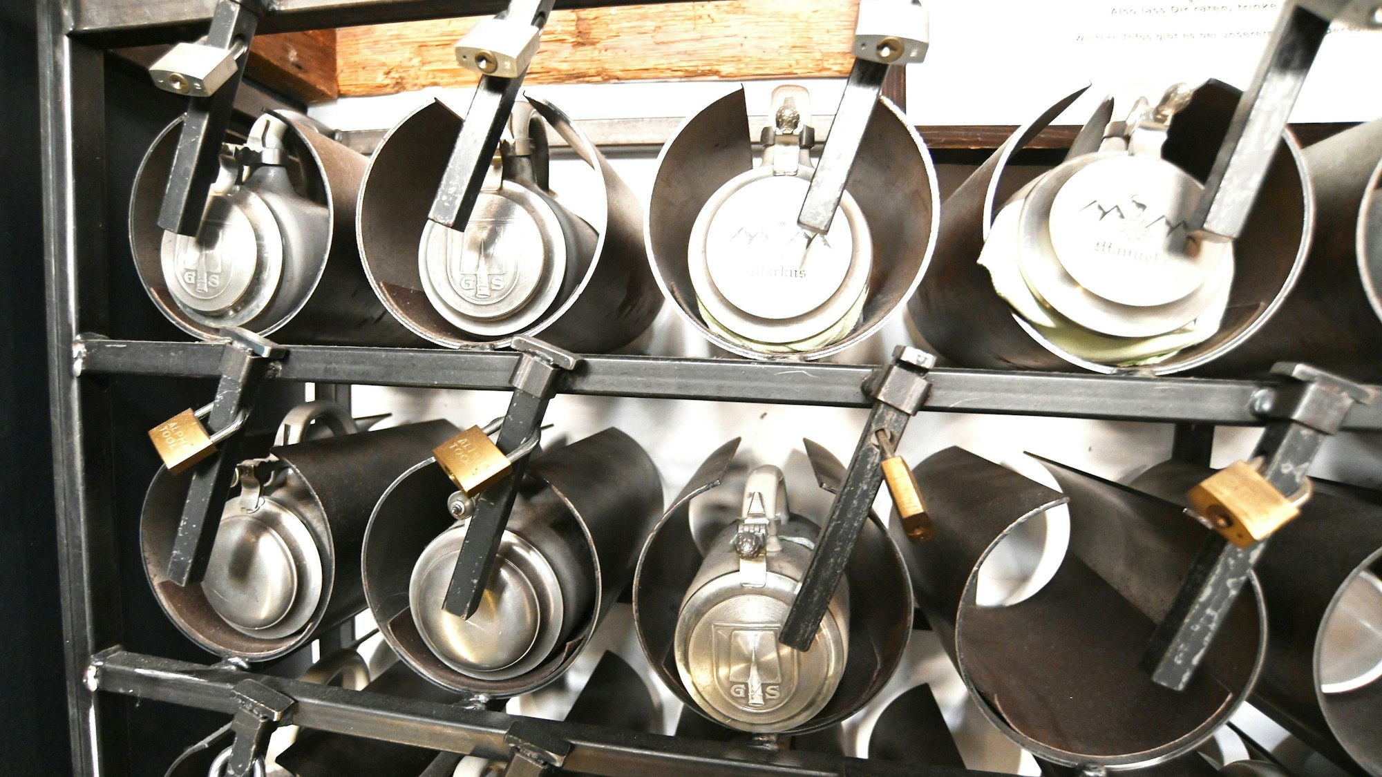 Das Bild zeigt den Bierkrug-Schrank im Servus Colonia Alpina.