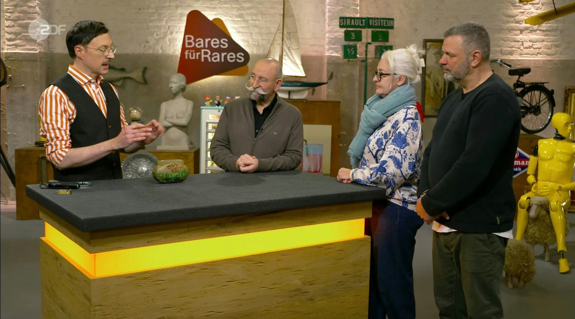 Damit hätten Verkäuferin Bettina und Ehemann Alexander wohl nie gerechnet: Ihr Mitbringsel war viel mehr wert, als sie jemals gedacht hätten. (Bild: ZDF)