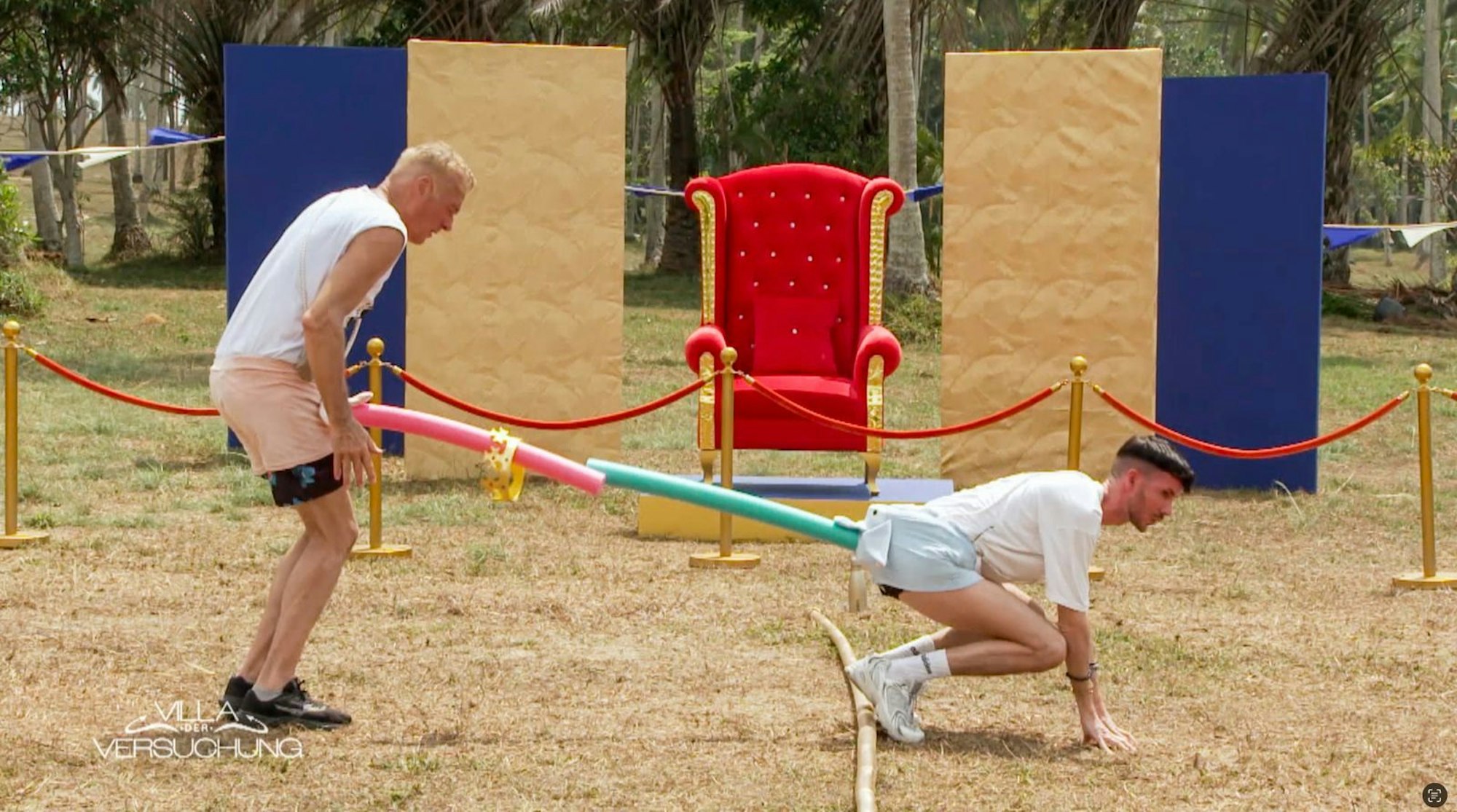 Es geht wirklich nur um Kopfgeld: Ronald Schill (l.) und Kevin Schäfer beim Poolnudel-Spiel (Bild: Joyn)