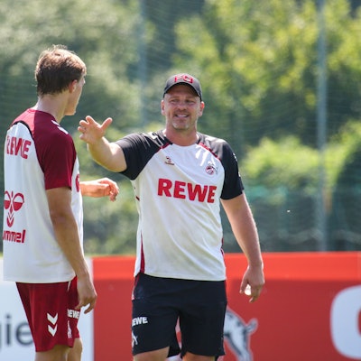Lukas Kwasniok mit FC-Kapitän Timo Hübers auf dem Trainingsplatz in Bad Waltersdorf