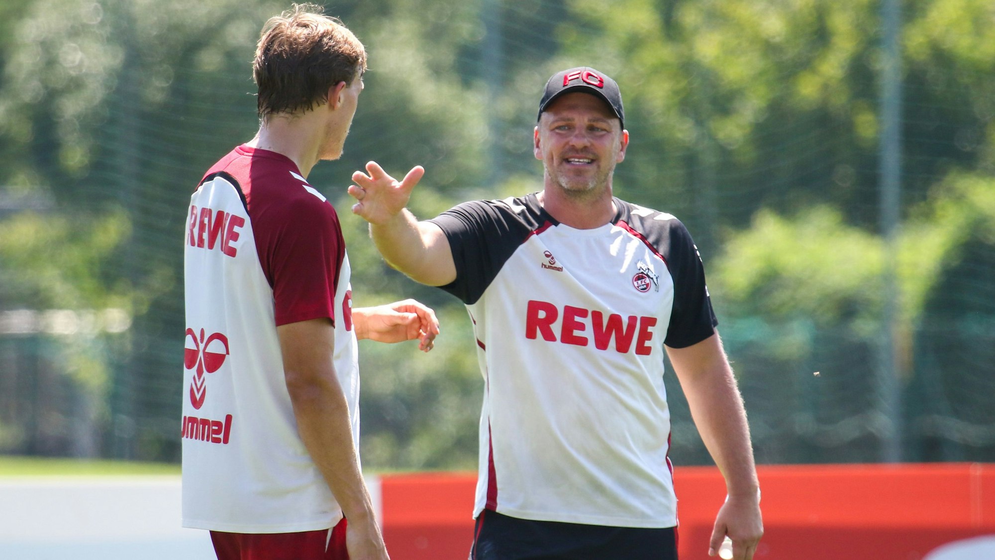 Lukas Kwasniok mit FC-Kapitän Timo Hübers auf dem Trainingsplatz in Bad Waltersdorf