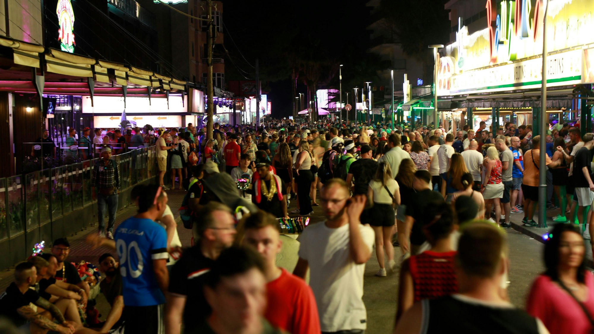 Menschen sind auf der Schinkenstraße unweit des Ballermann unterwegs. (Archivbild)