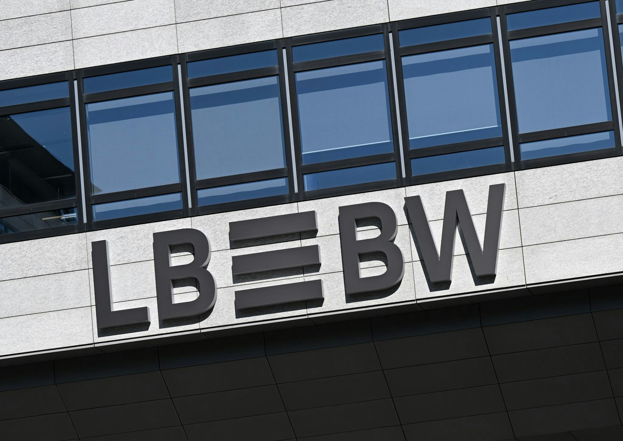 Die LBBW teilte mit, dass man die Ermittlungen der Behörden von Beginn an vollumfänglich unterstützt und auch selbst zur Aufklärung beigetragen habe. (Archivbild)
